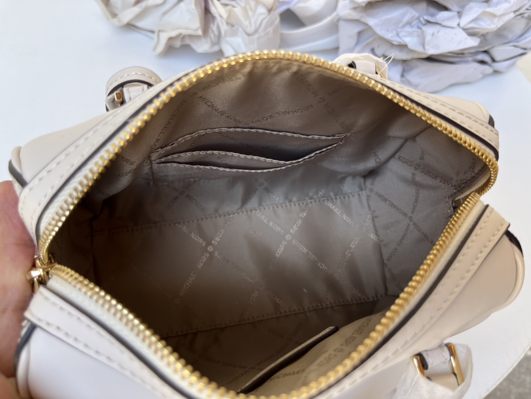 Michael Kors ～MK2022新款TRAVEL小号宽肩带老花波士顿枕头包 搭配宽肩带设计 肩带可以任意调节长短
