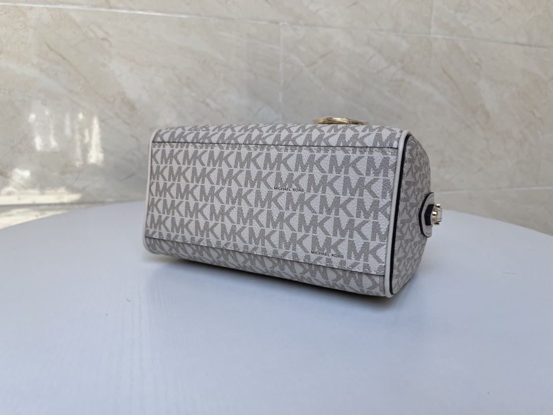Michael Kors ～MK2022新款TRAVEL小号宽肩带老花波士顿枕头包 搭配宽肩带设计 肩带可以任意调节长短