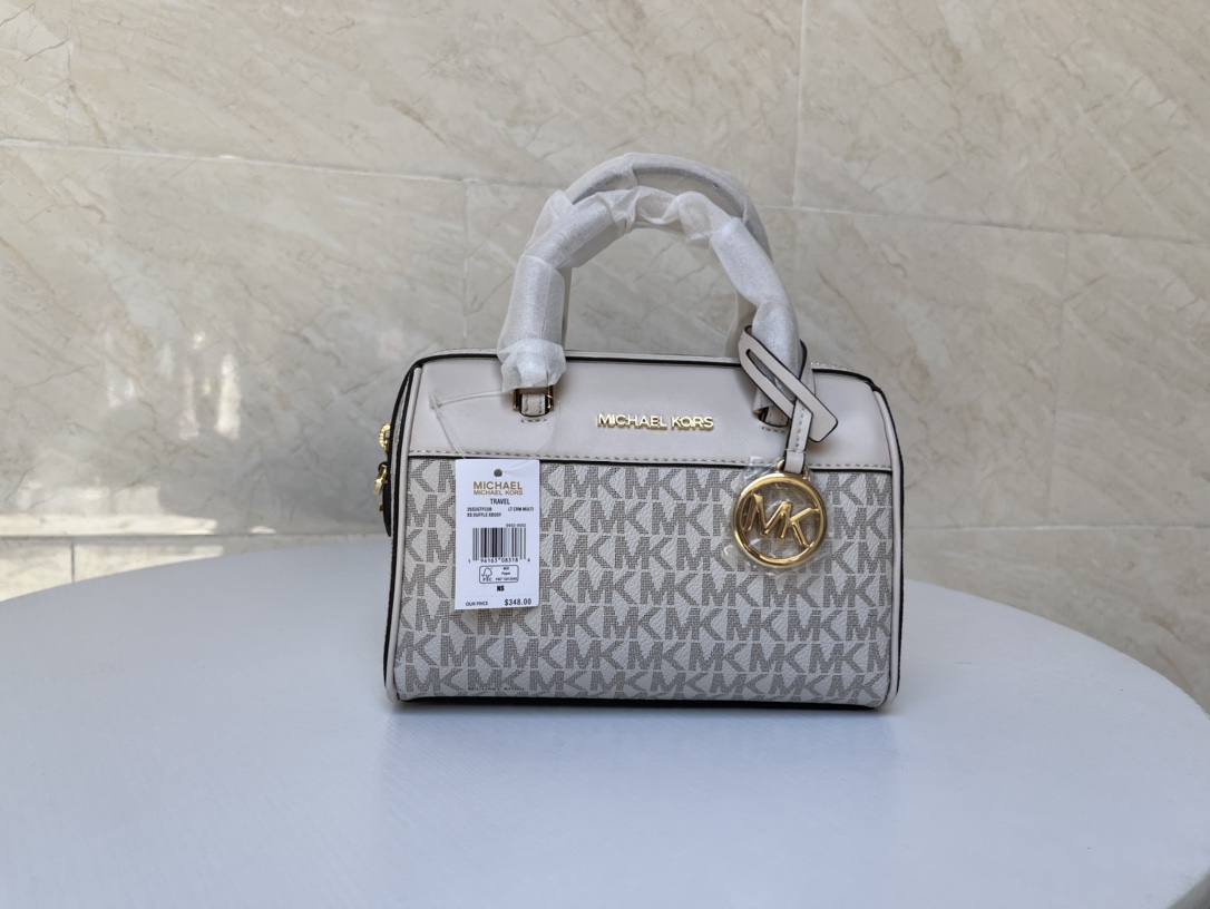 Michael Kors ～MK2022新款TRAVEL小号宽肩带老花波士顿枕头包 搭配宽肩带设计 肩带可以任意调节长短