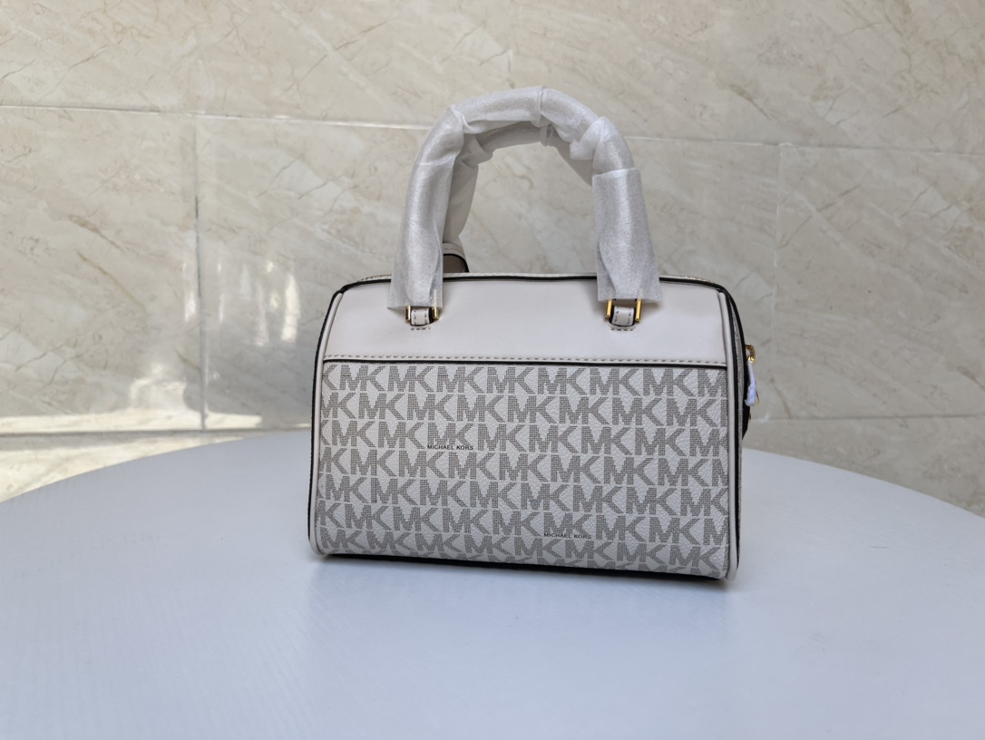 Michael Kors ～MK2022新款TRAVEL小号宽肩带老花波士顿枕头包 搭配宽肩带设计 肩带可以任意调节长短