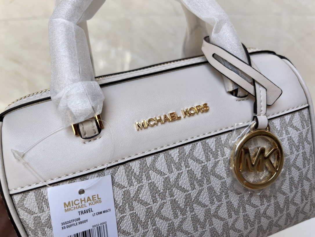 Michael Kors ～MK2022新款TRAVEL小号宽肩带老花波士顿枕头包 搭配宽肩带设计 肩带可以任意调节长短