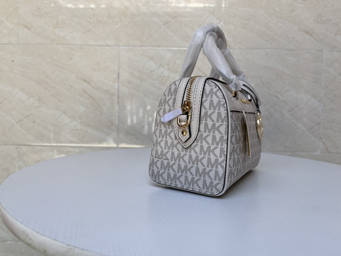Michael Kors ～MK2022新款TRAVEL小号宽肩带老花波士顿枕头包 搭配宽肩带设计 肩带可以任意调节长短