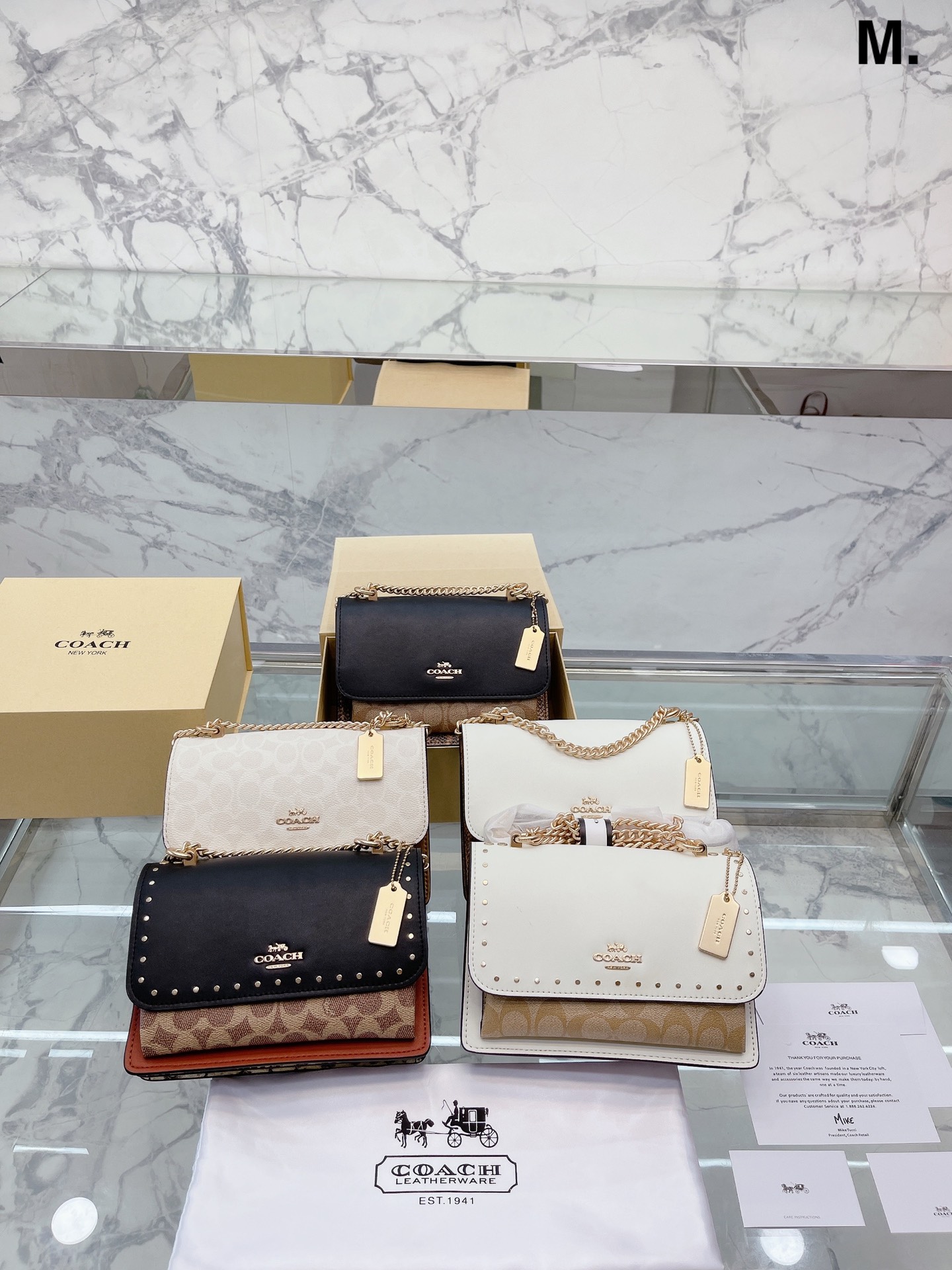 J5 原单  Coach 蔻驰 2022奥莱早春限量款风琴包Klarey ｜飞机盒折叠礼盒包装 C家Klare翻盖小方包 这款包包看起来，可以说是非常的精致优雅，经典的同时又不失设计感。侧面采用了蛇纹包边,个性又有气质,金属五金链条,但是非常轻巧。有两种背法,斜背或单肩，完全不用担心搭配，一年四季都可背尺寸:21.5*16cm