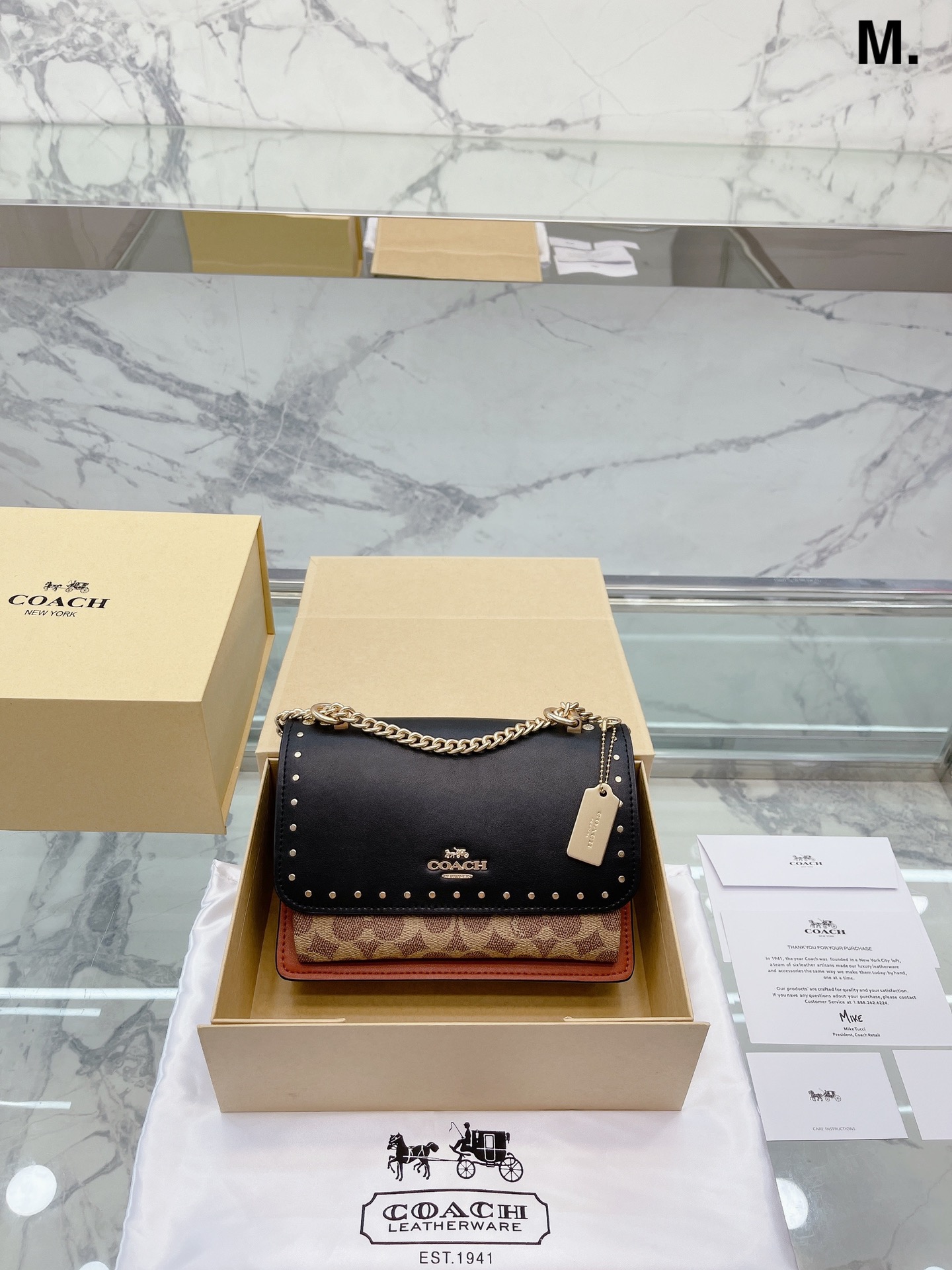 J5 原单  Coach 蔻驰 2022奥莱早春限量款风琴包Klarey ｜飞机盒折叠礼盒包装 C家Klare翻盖小方包 这款包包看起来，可以说是非常的精致优雅，经典的同时又不失设计感。侧面采用了蛇纹包边,个性又有气质,金属五金链条,但是非常轻巧。有两种背法,斜背或单肩，完全不用担心搭配，一年四季都可背尺寸:21.5*16cm”},”time_stam  Coach 蔻驰 2022奥莱早春限量款风琴包Klarey ｜飞机盒折叠礼盒包装 C家Klare翻盖小方包 这款包包看起来，可以说是非常的精致优雅，经典的同时又不失设计感。侧面采用了蛇纹包边,个性又有气质,金属五金链条,但是非常轻巧。有两种背法,斜背或单肩，完全不用担心搭配，一年四季都可背尺寸:21.5*16cm