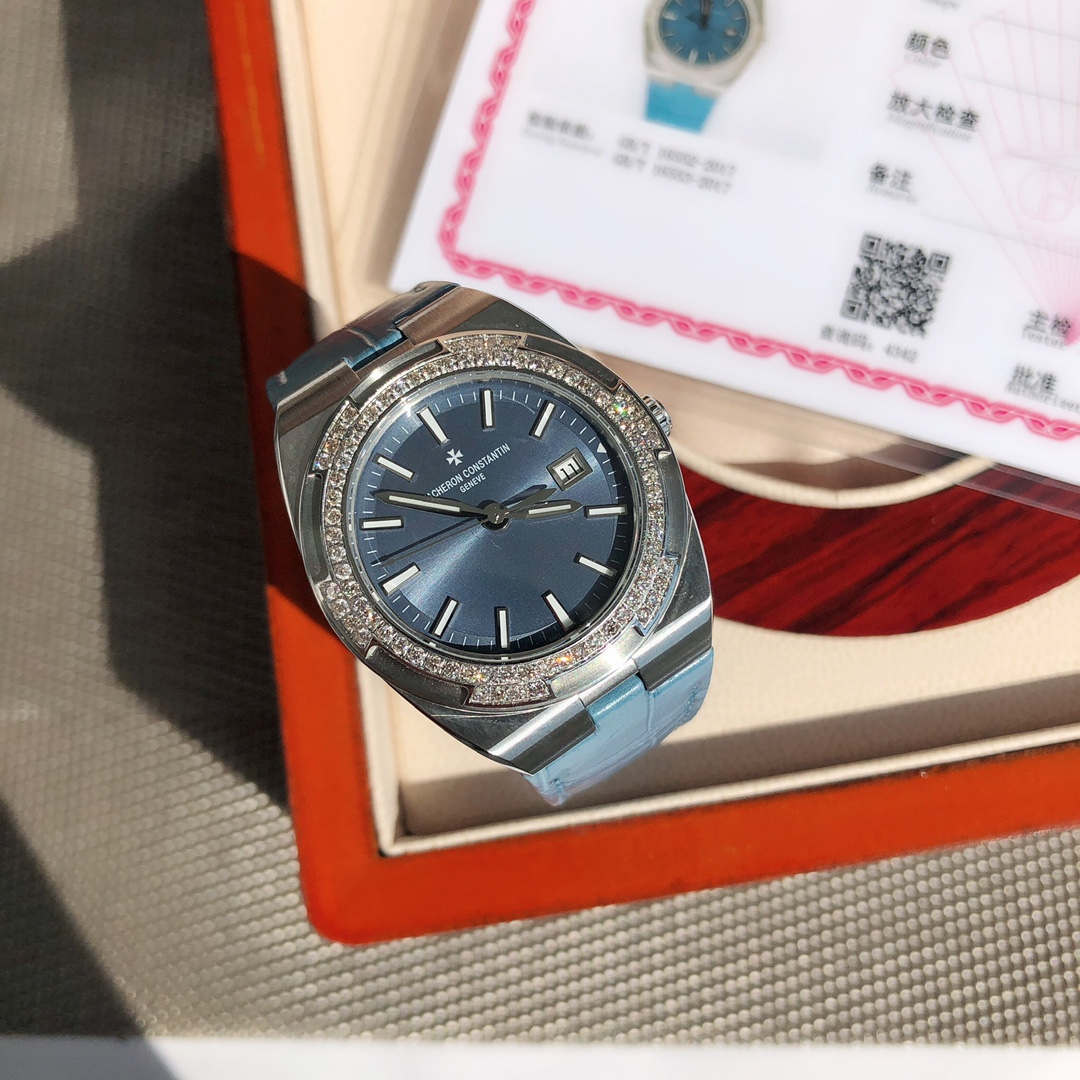 批:4200 配全套包装 江斯丹顿vc众横四海系列女士石英腕表，这款是经典入门级，表径33mm，兼具优雅外观和实用功能，这一石英表诞生于“钟表帝国”瑞士，以抛光精钢精心制成，六边形立体表圈形似品牌标识马耳他十字，型号1205V/100A-B590/B591/B592三款，蓝，黑，白/，表圈镶嵌78颗1.3vvs南非天然足反钻石💎重塑其品牌标注性经典悠闲优雅和坚固实用原则，是新一代职业女人日常生活搭配时尚潮流，其重点追溯全球各大品牌最新主打颜色天之蓝，将该颜色塑造在最为经典的纵横四海系列，更显优雅高贵，简约的经旭日纹缎面拉丝处理水晶蓝表盘，由瑞士代工厂工艺完成，亮点细致展现出来有天鹅🦢绒般光滑边缘，另外透过表盘可以看到指针在蓝色表盘上的倒影，腕表宛如一潭清澈的湖水一般，十分美观，时针’分针带有白色夜光涂层，在较暗的环境下也可以阅读时间，精钢表壳瑞士打磨工艺处理，线条流畅质感细腻，手感较为舒适，表冠饰以江诗丹顿马耳他标志，为腕表增添了该品牌历史悠久传承的独特美感，表带为进口蜜河鳄鱼，经过中国野生动物管理专用标示认证CNWM鳄鱼皮在经过纯手工水染加三天耗时打磨才完成皮面光滑度。所有边都属全包边纯手工缝制，更加体现所有工艺细节与难度，价值意义更高，机芯采用瑞士ETA三针石英机芯，走时精准0误差，折叠表扣，50米深度防水，蓝宝石水晶玻璃，搭配密西西比鳄鱼皮表带。*唯一适合女性任何场合佩戴的腕表。