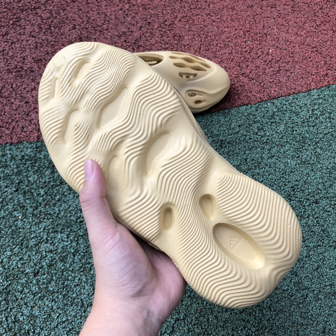 Cave shoes golden yellow Adidas Yeezy Foam Runner Stone Sage golden yellow men and women GX4472