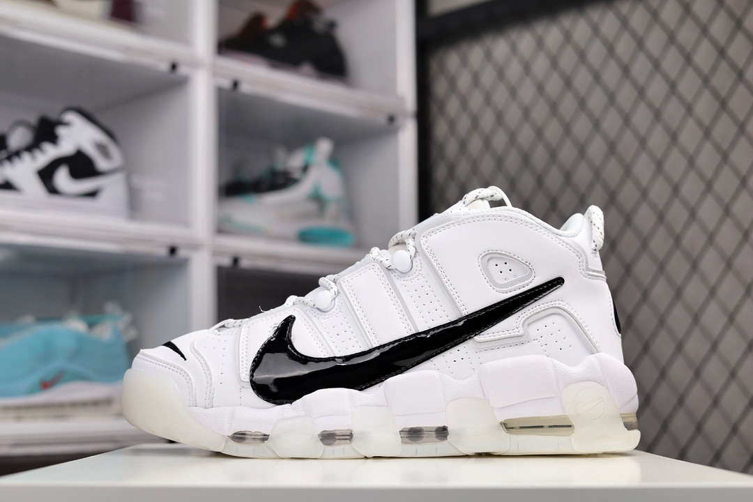 H5 Nike Air More Uptempo 原装皮蓬全网最高版本 没有之一Air More Uptempo绝对是耐克篮球鞋历史上最耀眼的里程碑之一，耐克一直以来都以不停的提升气垫容量来捍卫气垫的地位，当前后掌的花样全部玩尽之后，耐克终于还是打出了奠定王朝基础的一张牌：全掌外露气垫，U型气垫和Max Air的搭配是当时最切合实际的全掌气垫组合