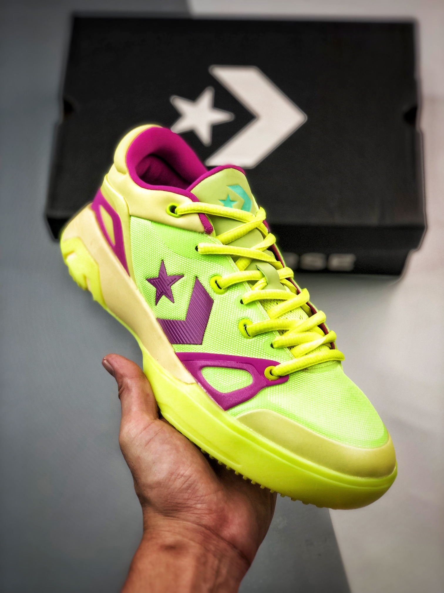 H5   Converse G4 Hi-Vis 复古篮球鞋 黄粉匡威全新二代G4系列 实拍首发独家纯原 全鞋身原档案刺绣细节精准还原硬质织物鞋面，舒适透气。外覆热压和材质，前掌宽度适中，包裹性很强。前掌搭载ZOOM AIR气垫+后掌鹅蛋形NIKE REACT的中底科技组合，足弓TPU稳定片，软中带韧。共享了NIKE各项科技技术，轻实战