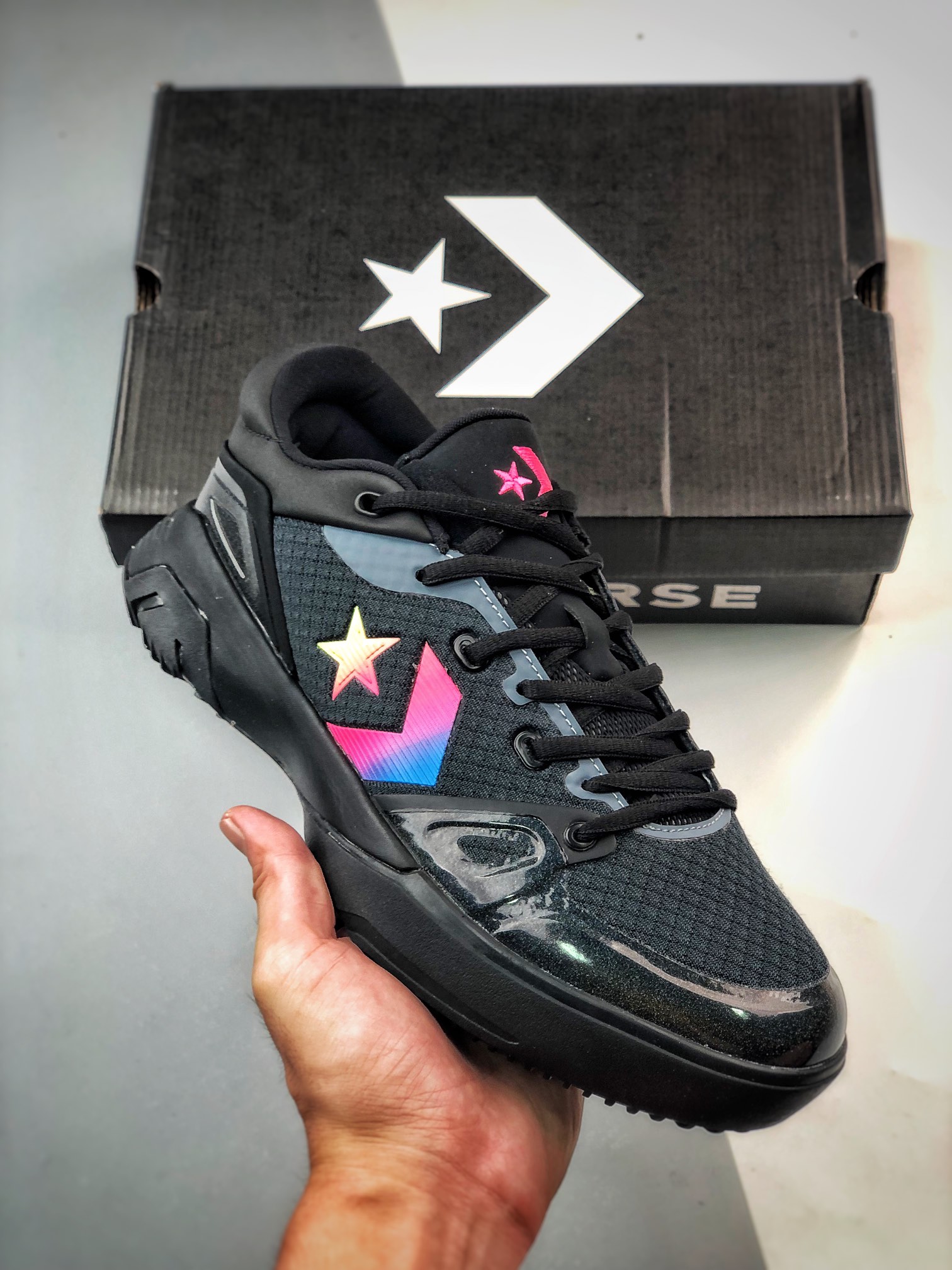 H5   Converse G4 复古篮球鞋 黑彩匡威全新二代G4系列 实拍首发独家纯原 全鞋身原档案刺绣细节精准还原硬质织物鞋面，舒适透气。外覆热压和材质，前掌宽度适中，包裹性很强。前掌搭载ZOOM AIR气垫+后掌鹅蛋形NIKE REACT的中底科技组合，足弓TPU稳定片，软中带韧。共享了NIKE各项科技技术，轻实战