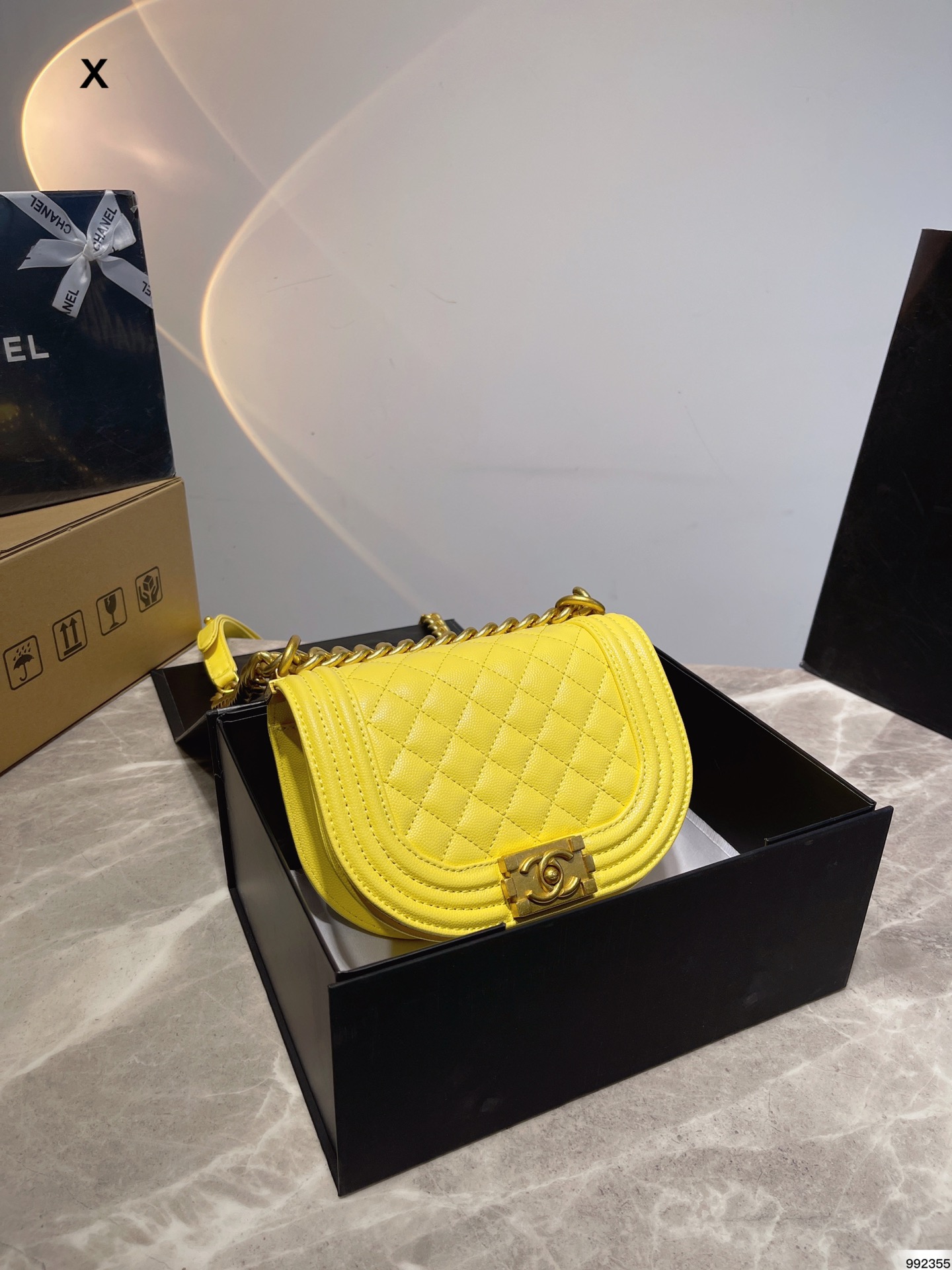 J5 6色折叠盒 香奈儿Chanel leboy斜挎包 让人不小心掉进温柔的陷阱 一眼就爱上的小可爱 尺寸18 13