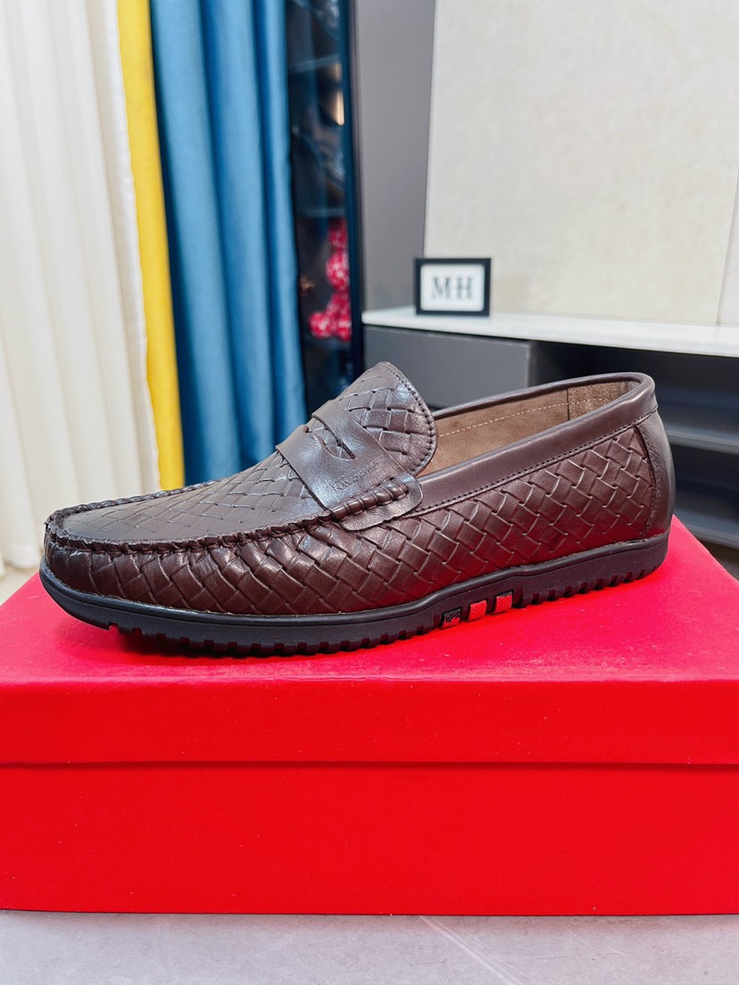 I0  Ferragamo菲拉格慕爆款时尚豆豆鞋🇨🇳官网专柜1:1制作，原版开模💯好质量看得见，进口高端头层牛皮假冲孔设计，奢华牛里内里🌿纹路很清优质防水防滑耐磨大底高品质低价位，真正的纯手工制作🍓码米38-44 黑色、大量现货