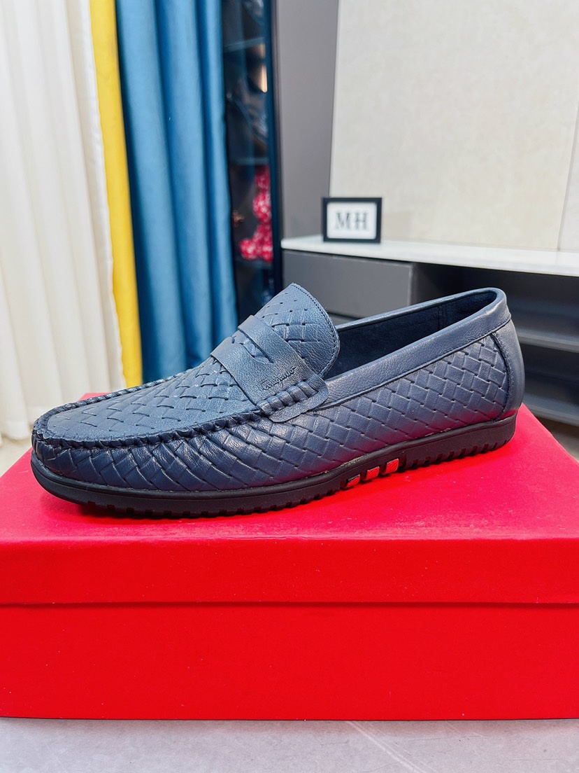 I0  Ferragamo菲拉格慕爆款时尚豆豆鞋🇨🇳官网专柜1:1制作，原版开模💯好质量看得见，进口高端头层牛皮假冲孔设计，奢华牛里内里🌿纹路很清优质防水防滑耐磨大底高品质低价位，真正的纯手工制作🍓码米38-44 黑色、大量现货