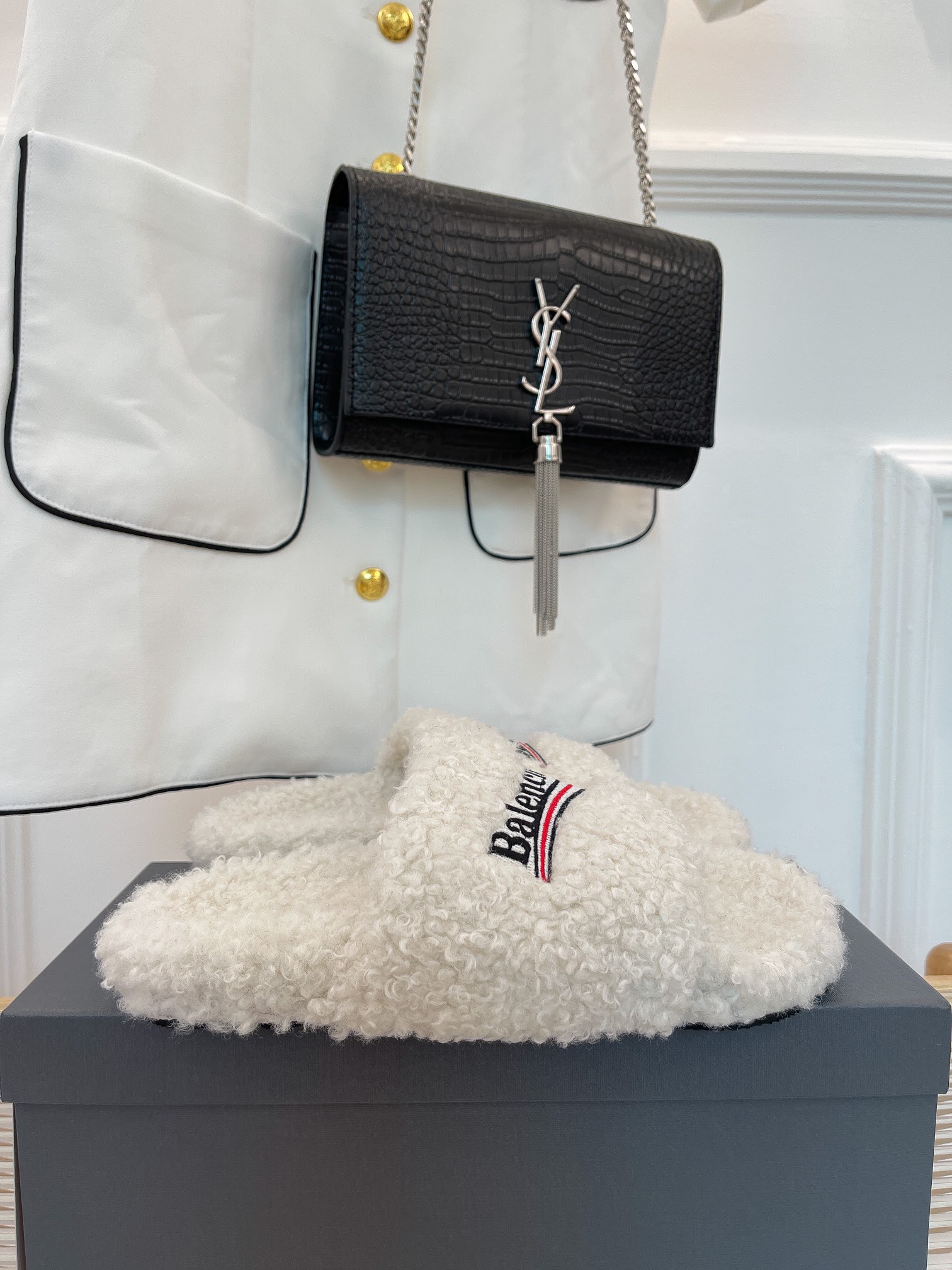 NO:348142,Balenciaga | Balenciaga/ New spring and summer Teddy fur slippers ____________________________________________________ The style of the major internet celebrities in the fashion circle is trying hard to plant grass. It is popular ins!  Another popular product that dominates the fashion circles around the world has launched the electric embroidery logo embroidery craftsmanship!  Full of high-end feeling!  Very beautiful on the feet ……………………………………………………………………………………… Go Material, original custom-made Teddy curl logo embroidery, outsole, original mold opening tpu outsole Size35-44 Packaging, full set of original packaging,,balenciaga,balenciaga,slippers19860909实价Balenciaga｜巴黎世家/ 春夏新品泰迪毛毛拖鞋 _______________________________ 独家正确版本、原版开发、时尚圈内各大网红明星又在拼命种草的款式.火爆整个ins！又是一个霸屏世界各地时尚圈的爆款面世了电绣徽标刺绣工艺！高级感满满当当！上脚特别漂亮 …………………………………………………… Go 材质 鞋面原版定制泰迪卷毛logo刺绣 大底原版开模tpu大底 Size35-44 包装原版全套包装,,balenciaga,balenciaga,slippers,Men's shoes