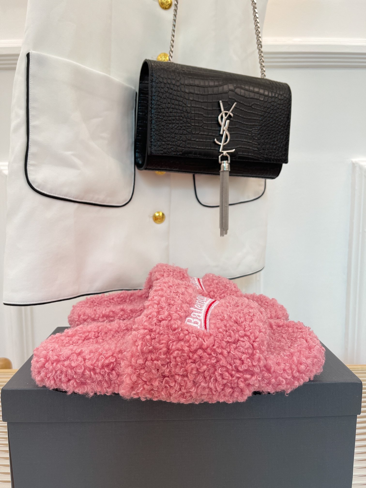 NO:348160,Balenciaga | Balenciaga/ New spring and summer Teddy fur slippers ____________________________________________________ The style of the major internet celebrities in the fashion circle is trying hard to plant grass. It is popular ins!  Another popular product that dominates the fashion circles around the world has launched the electric embroidery logo embroidery craftsmanship!  Full of high-end feeling!  Very beautiful on the feet ………………………………………………………………………………………… Go Material, original custom-made Teddy curl logo embroidery, outsole, original mold opening tpu outsole Size35-42 Packaging, original full set of packaging,,balenciaga,balenciaga,slippers19860909实价Balenciaga｜巴黎世家/ 春夏新品泰迪毛毛拖鞋 _______________________________ 独家正确版本、原版开发、时尚圈内各大网红明星又在拼命种草的款式.火爆整个ins！又是一个霸屏世界各地时尚圈的爆款面世了电绣徽标刺绣工艺！高级感满满当当！上脚特别漂亮 …………………………………………………… Go 材质 鞋面原版定制泰迪卷毛logo刺绣 大底原版开模tpu大底 Size35-42 包装原版全套包装,,balenciaga,balenciaga,slippers,Men's shoes