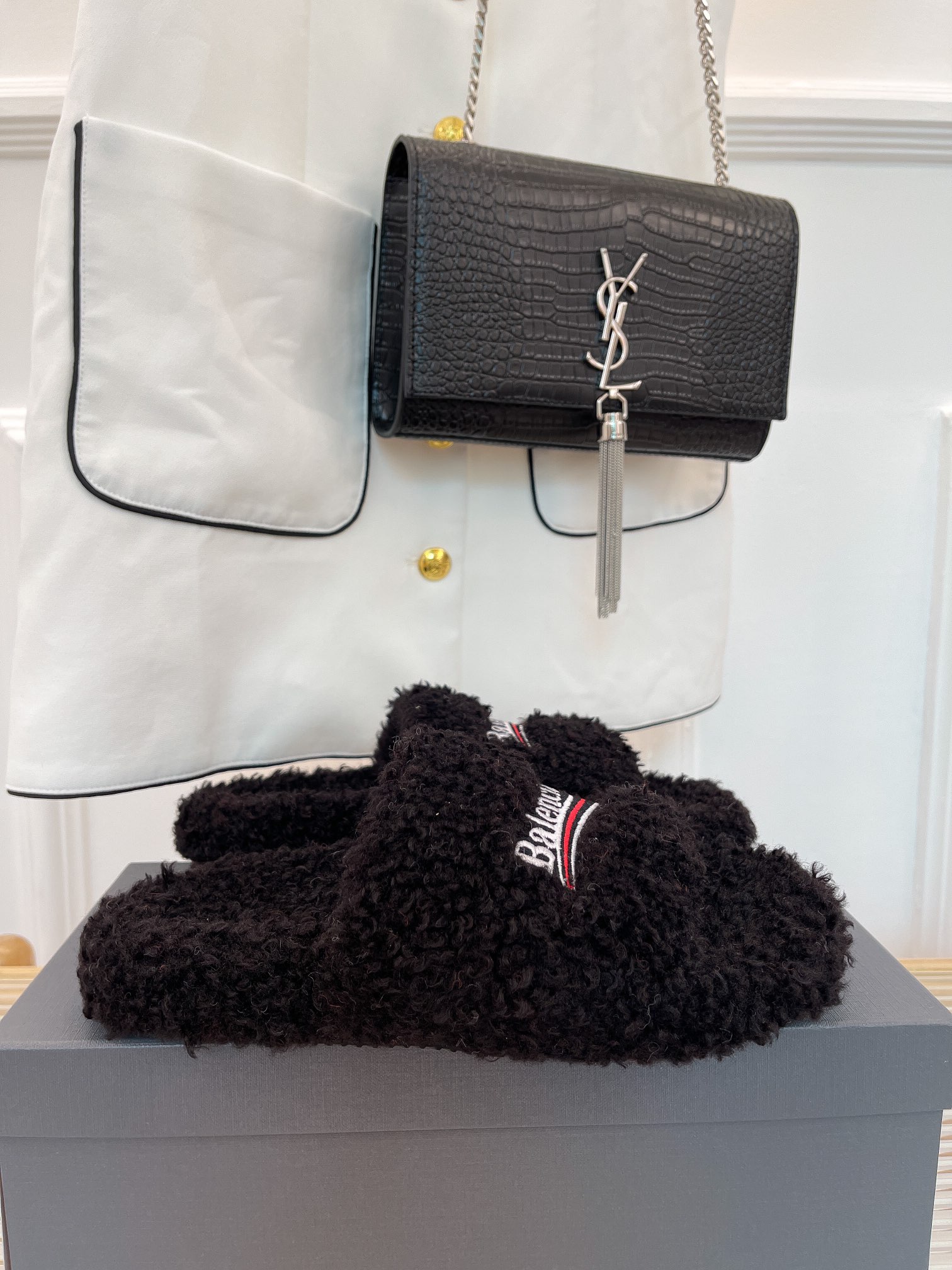 NO:348176,Balenciaga | Balenciaga/ New spring and summer Teddy fur slippers ____________________________________________________ The style of the major internet celebrities in the fashion circle is trying hard to plant grass. It is popular ins!  Another popular product that dominates the fashion circles around the world has launched the electric embroidery logo embroidery craftsmanship!  Full of high-end feeling!  Very beautiful on the feet ………………………………………………………………………………………… Go Material Original Customized Teddy Curl Logo Embroidery Outsole Original Open Mould TPU Outsole Size35-44 Packaging Original Full Packaging,,balenciaga,balenciaga,slippers19860909实价Balenciaga｜巴黎世家/ 春夏新品泰迪毛毛拖鞋 _______________________________ 独家正确版本、原版开发、时尚圈内各大网红明星又在拼命种草的款式.火爆整个ins！又是一个霸屏世界各地时尚圈的爆款面世了电绣徽标刺绣工艺！高级感满满当当！上脚特别漂亮 …………………………………………………… Go 材质 鞋面原版定制泰迪卷毛logo刺绣 大底原版开模tpu大底 Size35-44 包装原版全套包装,,balenciaga,balenciaga,slippers,Men's shoes