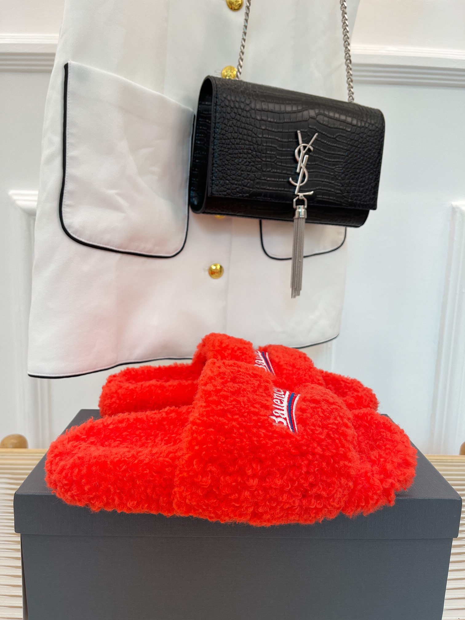 NO:348118,Balenciaga | Balenciaga/ New spring and summer Teddy fur slippers ____________________________________________________ The style of the major internet celebrities in the fashion circle is trying hard to plant grass. It is popular ins!  Another popular product that dominates the fashion circles around the world has launched the electric embroidery logo embroidery craftsmanship!  Full of high-end feeling!  Very beautiful on the feet ………………………………………………………………………………………… Go Material Original Customized Teddy Curl Logo Embroidery Outsole Original Open Mould TPU Outsole Size35-39 (40 Customized) Packaging Original Full Packaging, ,balenciaga,balenciaga,slippers19860909实价Balenciaga｜巴黎世家/ 春夏新品泰迪毛毛拖鞋 _______________________________ 独家正确版本、原版开发、时尚圈内各大网红明星又在拼命种草的款式.火爆整个ins！又是一个霸屏世界各地时尚圈的爆款面世了电绣徽标刺绣工艺！高级感满满当当！上脚特别漂亮 …………………………………………………… Go 材质 鞋面原版定制泰迪卷毛logo刺绣 大底原版开模tpu大底 Size35-39（40定制） 包装原版全套包装,,balenciaga,balenciaga,slippers,Men's shoes