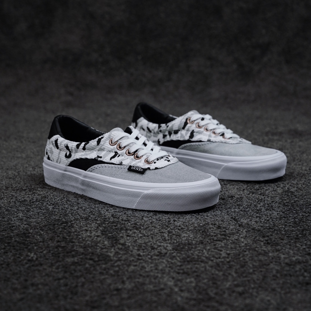 G0 Vans Acer NI SP 灰白迷彩 万斯官方 低帮拼接休闲硫化板鞋Acer Ni SP系列是Vans官方近年来主推的系列之一，其独创华夫格底由橡胶制成，可提供抓地力和支撑力。该配色由黑白灰三个色调组成，灯芯绒、麂皮等材质合理拼接，迷彩图案增加了时尚性。各种元素的碰撞，让整双鞋兼具更多的搭配可能和个性。官方