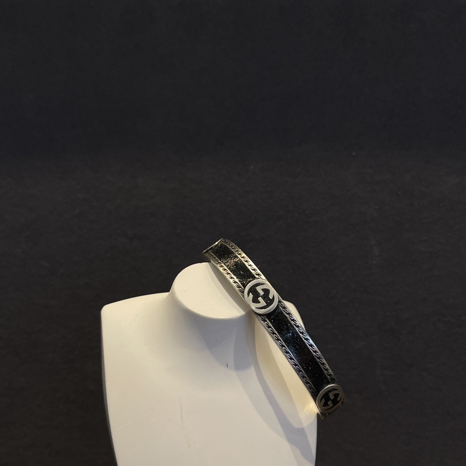 “Black Gucci Bracelets with Double G-Marks: 6mm Size Retrospect and Weaves for Couples” - 图片 4