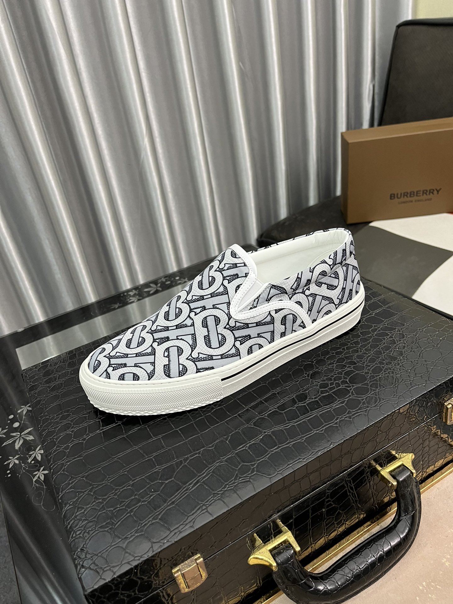 I0 巴宝莉 Burberry  2022精心打造，引爆全场不断创新的国际品牌 此款男士高帮休闲鞋，原版版本，专柜一比一布料材质，皮垫脚橡胶防滑大底，透气舒适以质量说话勇颜色：2色可选