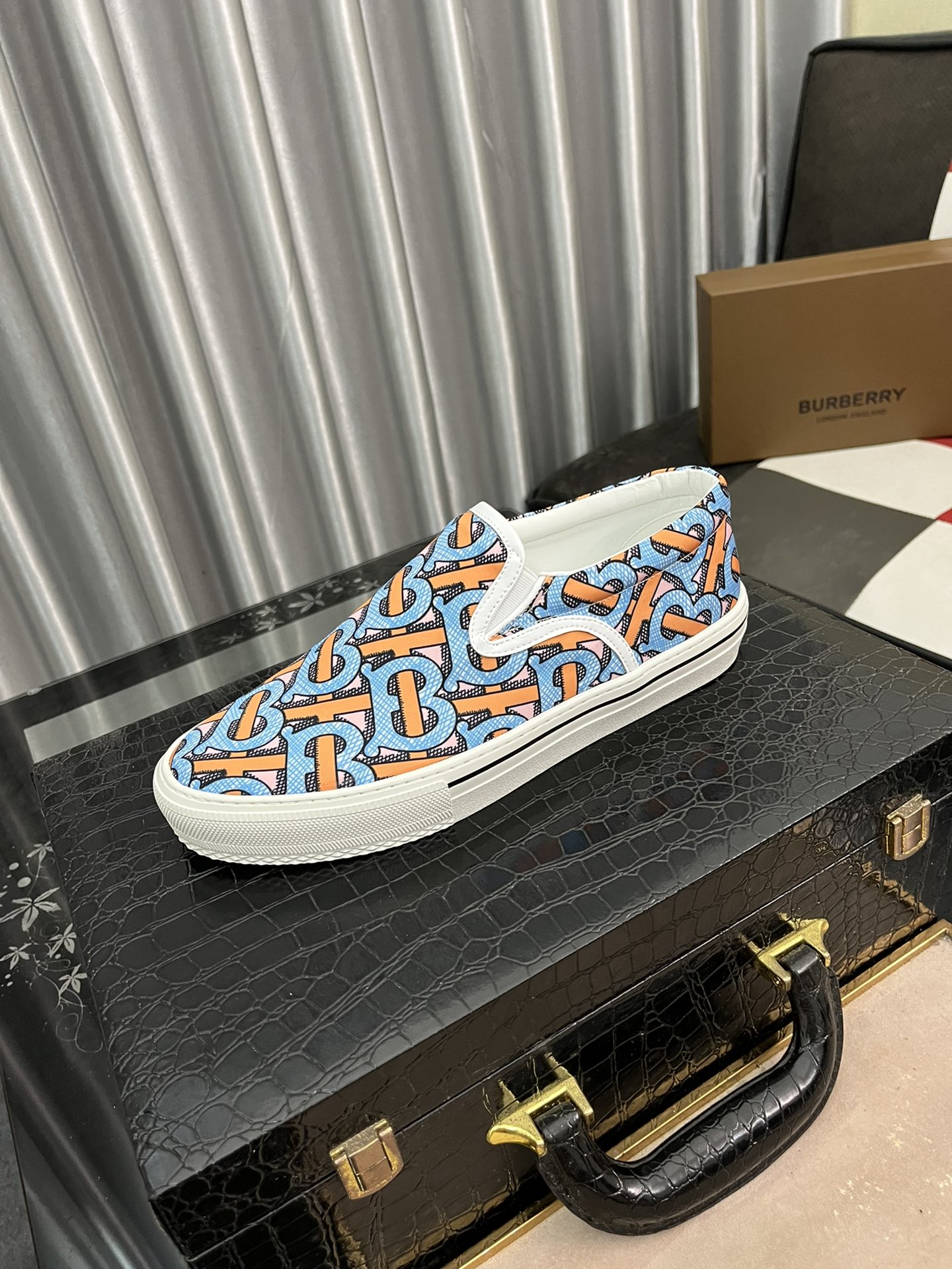 I0 巴宝莉 Burberry  2022精心打造，引爆全场不断创新的国际品牌 此款男士高帮休闲鞋，原版版本，专柜一比一布料材质，皮垫脚橡胶防滑大底，透气舒适以质量说话勇颜色：2色可选