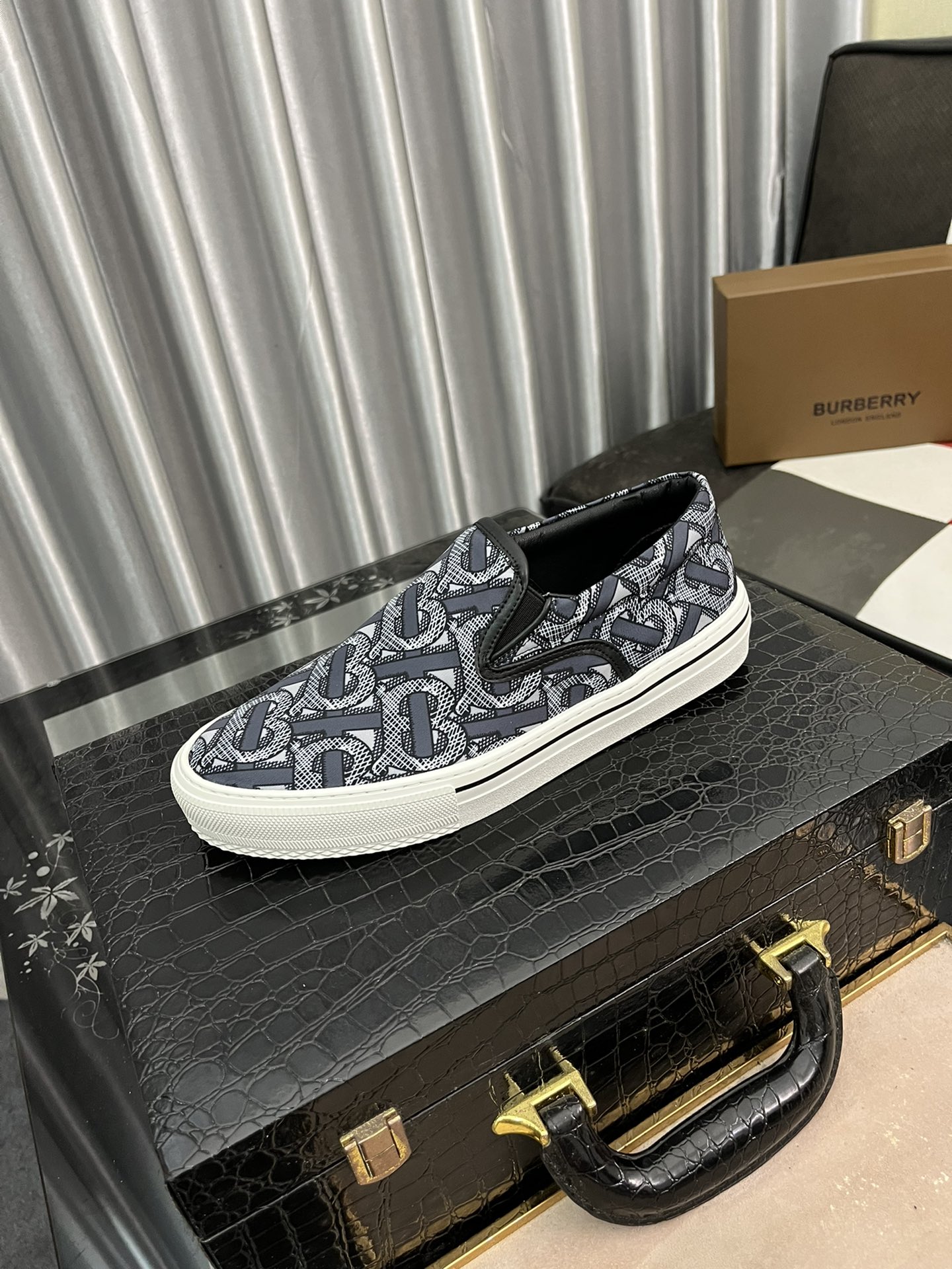 I0 巴宝莉 Burberry  2022精心打造，引爆全场不断创新的国际品牌 此款男士高帮休闲鞋，原版版本，专柜一比一布料材质，皮垫脚橡胶防滑大底，透气舒适以质量说话勇颜色：2色可选