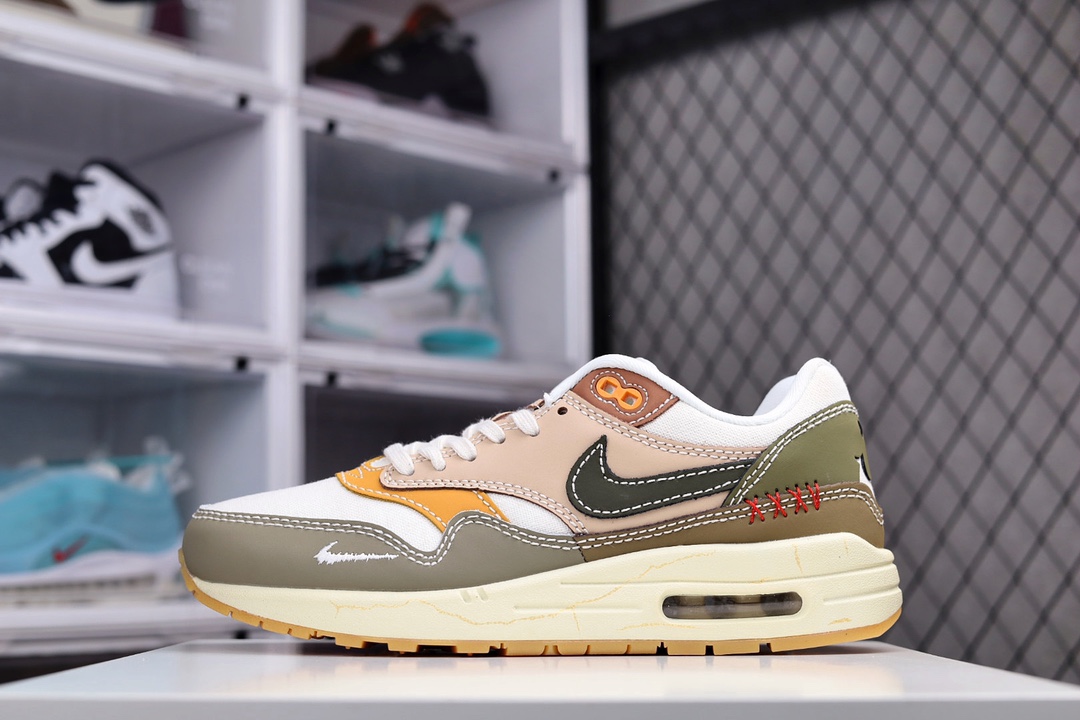 H0 Nk Air Max 1 联名款 半掌气垫复古跑步鞋 整双鞋以经典 Air Max 1 为蓝本，在元年传统鞋身包边的基础上加入新颖的波浪形设计，经典中又有几分俏皮。鞋面以网眼和皮革材质打造，既保证了透气性又不失质感，鞋头处银色迷你 Swoosh Logo 为鞋款增添了一抹亮眼的细节。