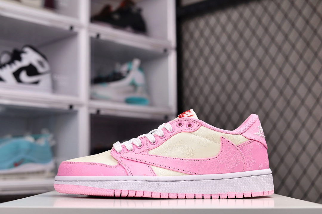 G0 公司级 Air Jordan 1 Retro High OG 倒勾 低帮 AJ1 乔丹1代 aj1 乔1 反向脚趾。亮点之处在于鞋侧的倒置 Swoosh。错版灵感来源于洛杉矶球鞋店铺收到一双特别的错版勾子倒过来，研发出反向勾的设计。