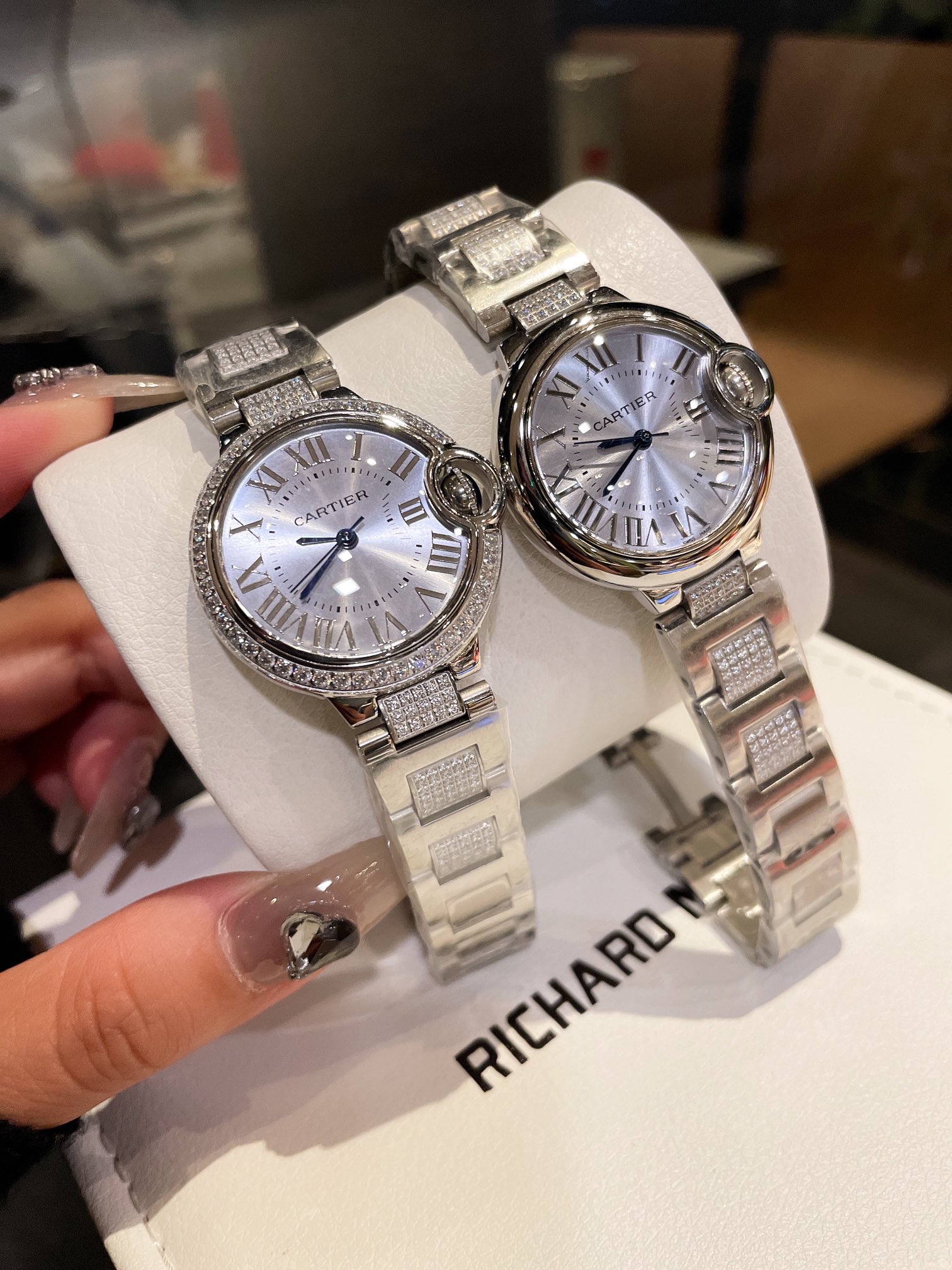 鱼眼玻璃 33cm 匠心之作 卡地亚 Cartier 蓝气球，精致33mm石英腕表，传统三针设计 星空运转 时间流淌 特殊工艺镶钻，个性 完美 搭配鱼眼蓝宝玻璃运用瑞士原装瑞士石英机芯 走时精准 进口高光牛皮带 原装折叠扣 认准高