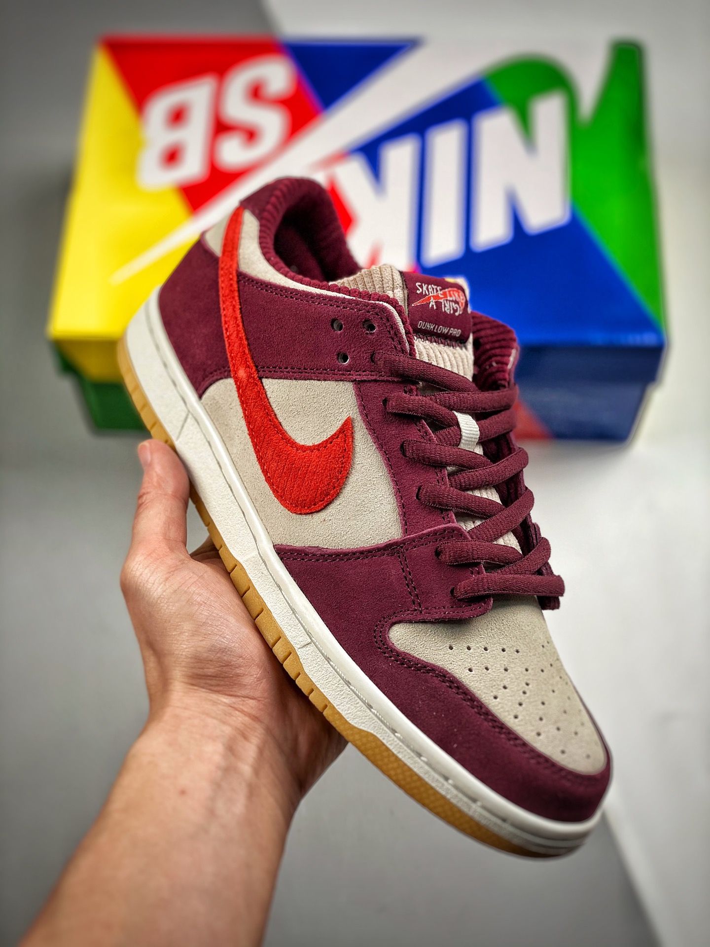 -4 Skate Like a Girl x Nike SB Dunk Low edición conjunta de pana. Esta vez la parte superior está delineada c…