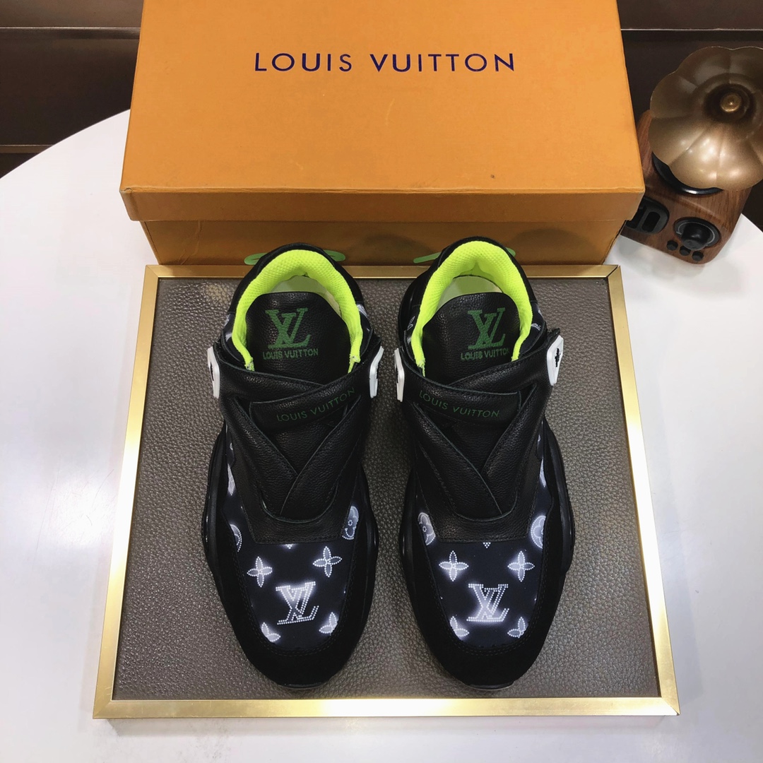 J0 Louis Vuitton (羊皮内里)Louis Vuitton路易威登官网同款[得意]原单爆款 Louis Vuitton原工厂牛皮材料👑1：1原板 羊皮内里，身配件一比一开模💪 专柜品质 🙏 亲们你还为穿着搭配鞋发愁💋那这款鞋你就是你不二的选择🎁🎁38-45(45 定做)