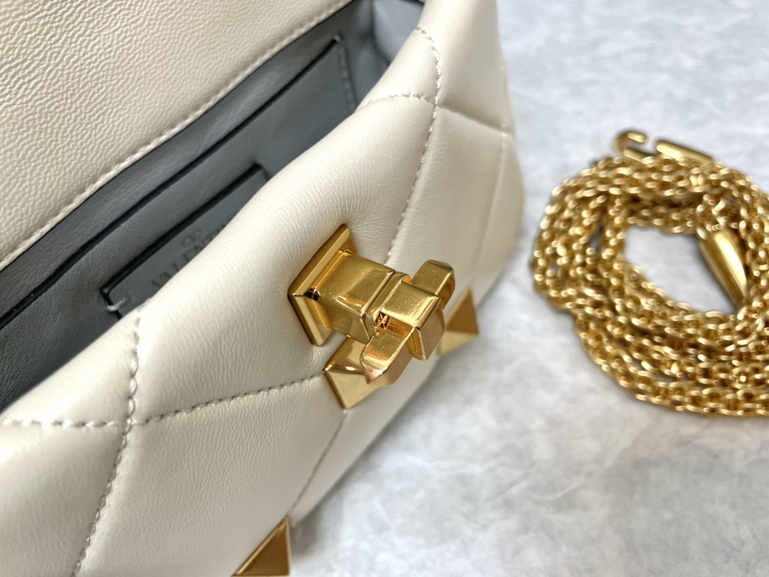 Valentino华伦天奴纳帕羊皮革迷你链条包0188