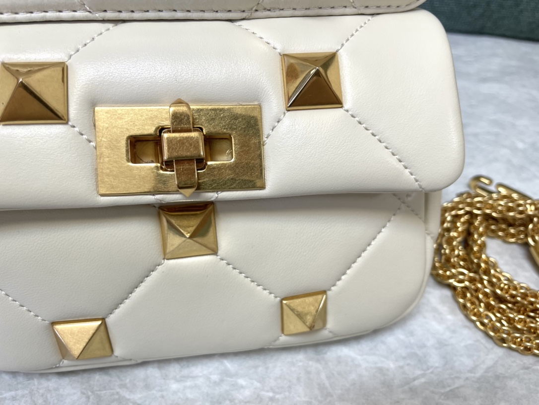 Valentino华伦天奴纳帕羊皮革迷你链条包0188