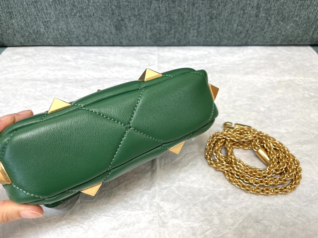 Valentino华伦天奴纳帕羊皮革迷你链条包0188