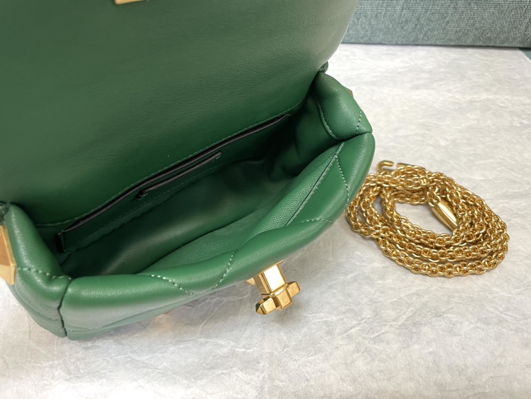 Valentino华伦天奴纳帕羊皮革迷你链条包0188