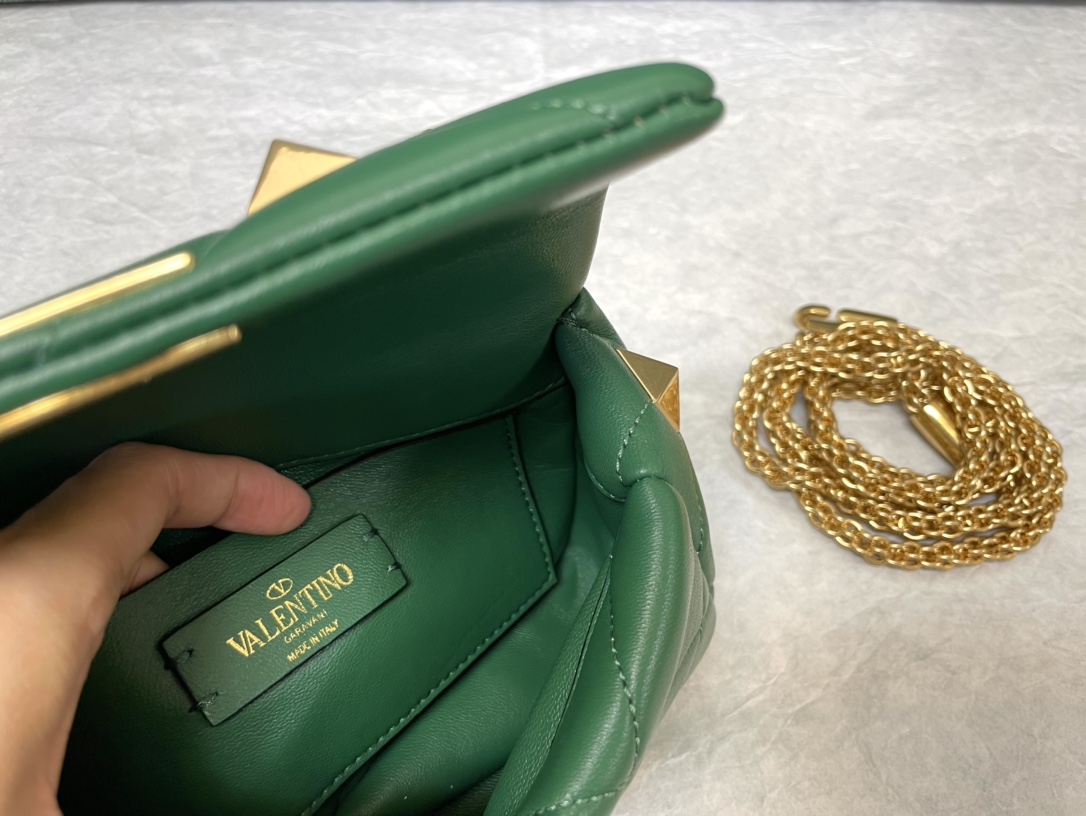 Valentino华伦天奴纳帕羊皮革迷你链条包0188