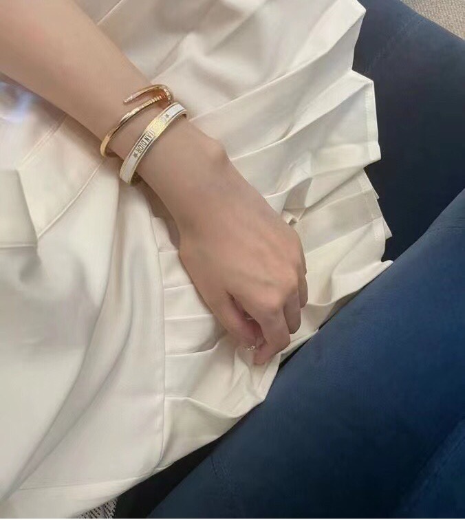 Dior Dior新款字母开口手镯Z 4100，黑/白两色