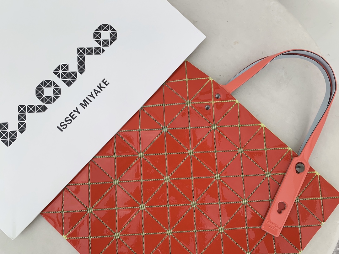 IsseyMiyake三宅一生 LUCENT GLOSS 系列手提袋0086