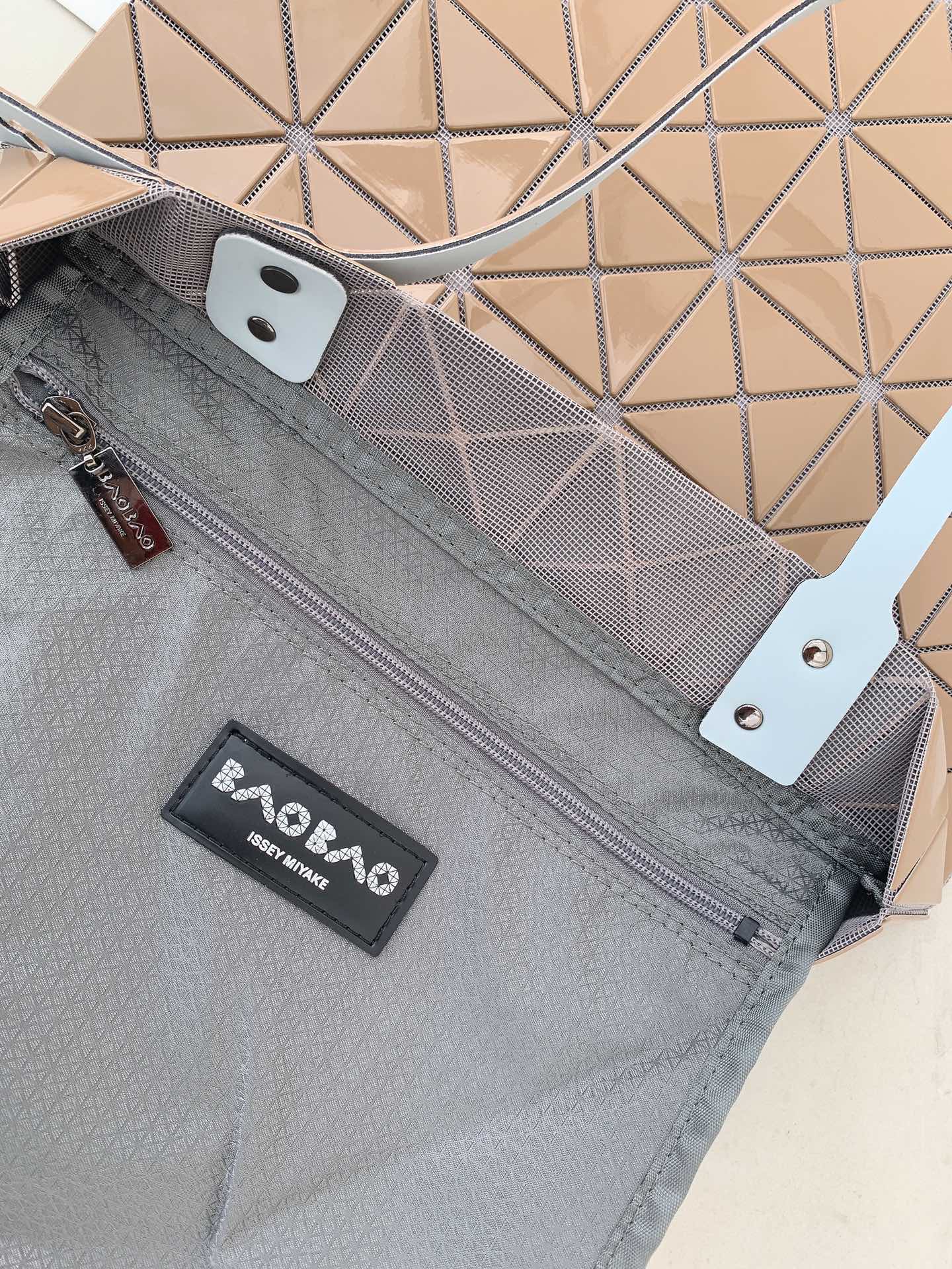 IsseyMiyake三宅一生 LUCENT GLOSS 系列手提袋0086