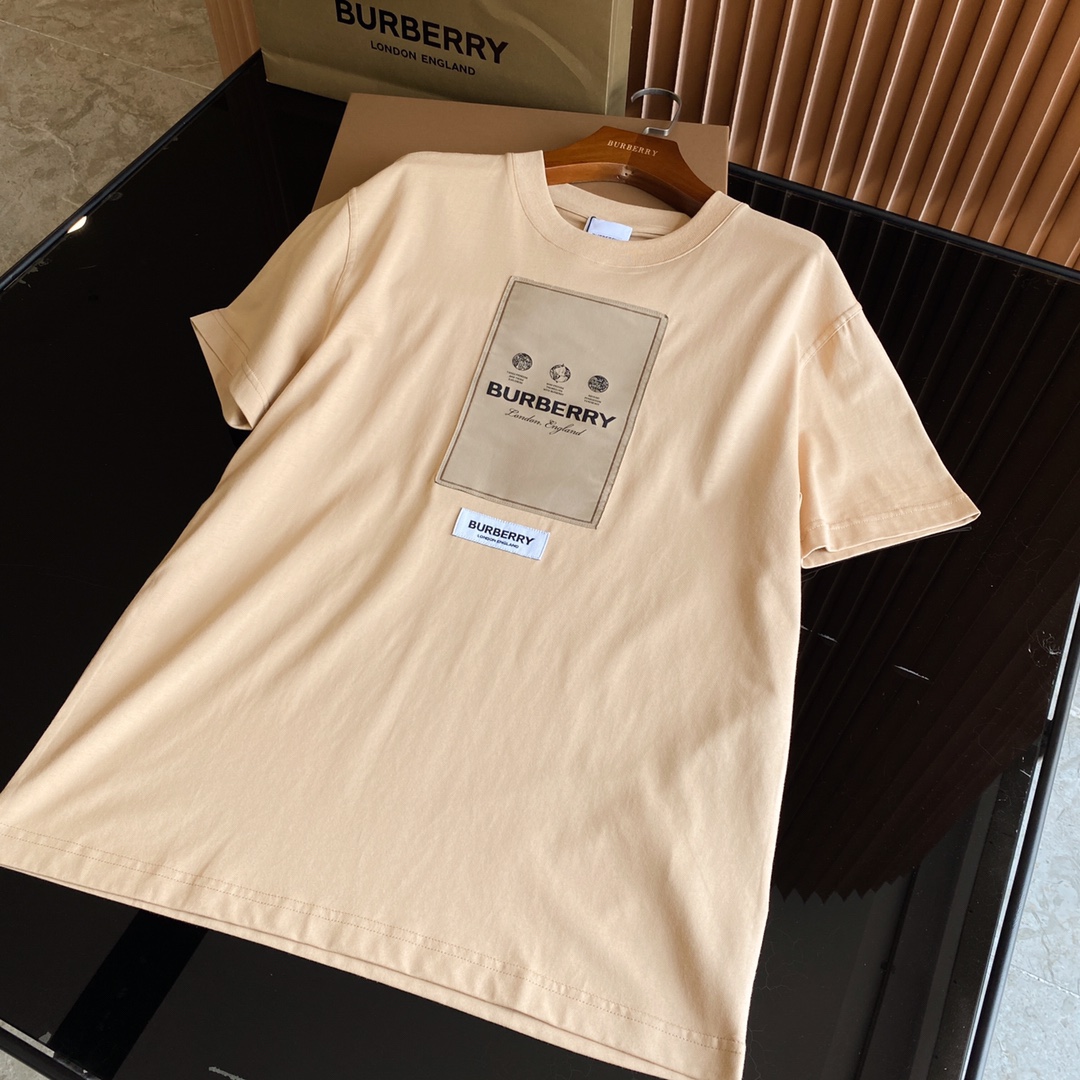 NO:786922,Product code 001135810 Loose cotton T-shirt with label decals (with complete package) [BUR's top product, the treasure of the store] [Ready stock in seconds] Spring and summer, windbreaker main logo wheat design applique, high-end versatile style, couple's cotton round neck short sleeves BUR's trump channel kills all versions on the market. It can only be said that it is not on the same level at all, no matter in terms of material, detail restoration and craftsmanship.  We are not afraid of any challenges, just to provide you with wonderful products. Loose-fitting T-shirts are made of plain woven cotton fabrics. How can there be no shortage of BUR this spring and summer? This loose short-sleeve is the best matching item for BUR fans to start spring and summer. It is an absolute treasure and a must-have short-sleeved series for trendy men and trendy women!  !  Loose-fitting T-shirt, made of cotton fabric, decorated with brand label printing and plaque decals, paying homage to the brand's history of exploration. The text is excerpted from the book 'Opening Up Space' by Thomas Burbe*rry. The overall loose-fitting configuration has a more youthful and sporty style, highlighting the fashion sense of the modern city. The upper body is elegant and the effect is excellent. The matching is worry-free and effortless. Whether it is leisure sports or high street travel, it can be easily controlled!  !  The overall touch of the pure cotton high-count fabric is extremely comfortable, and the skin-friendly effect is also excellent. The OV version also has a perfect dressing effect, which perfectly meets the needs of various wearing occasions. It is extremely extraordinary, the grade and charm are extremely outstanding, and it can better highlight the brand specifications and your pursuit of fashion!  !  As a fan of bbr, this should be a style not to be missed. All the items are now in stock, so everyone is ready to buy them for themselves!  !  There are five sizes: S, M, L, XL, and XXL. For size data, please go to the size chart to view Burberry-clothing, burberry, T-shirt,19860909商品编码001135810 标签贴花宽松棉质 T 恤衫（配全套包装）【BUR王牌尖货,镇店之宝】【现货秒发】春夏,风衣主标麦设计贴花,高端百搭大气款,情侣款棉质圆领短袖 BUR王牌渠道 秒杀市面上一切版本 只能说根本就不是一个级别的存在 不管是材质还是细节还原度以及工艺制作方面 不惧任何挑战,只为给大家奉献绝妙产物 宽松版型的 T 恤衫,采用平织棉质面料打造,这个春夏怎可缺少BUR的身影呢,这款宽松短袖便是我献给BUR粉丝开春春夏最佳的搭配单品,绝对的珍品,潮男潮女必入的短袖系列！！ 宽松版型 T 恤衫,选用棉质面料打造,装饰品牌标签印花饰牌贴花,致敬品牌探索历史,其中的文字摘录自Thomas burbe*rry所著《开拓空间》一书,整体宽松的版型配置,更具青春运动风格,凸显现代都市的时尚感,上身大气出彩,效果极佳,搭配更是省心省力,无论是休闲运动还是高街出行,都能轻松驾驭！！ 纯棉的高支数面料整体的触感极为舒适,亲肤效果也是极佳.且OV版型方面也是完美穿搭效果,完美的符合各种穿搭场合的所需.极为非凡,档次与魅力更是极为的出色亮眼,更能够彰显品牌规格与你对于时尚的追求！！ 作为bbr的粉丝,应该是不容错过的款式,现货均已入仓,大家自己抢购！！ 码数有五个S、M、L、XL、XXL 尺码数据请移步尺码表查看,博柏利-服装,burberry,T-shirt,,Women's clothing