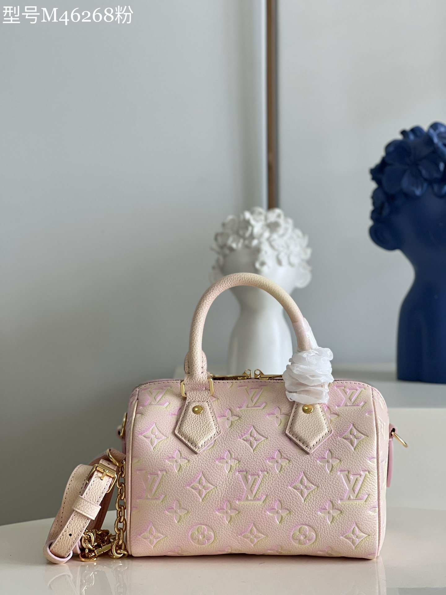 NO:398969,【Exclusive real-life M46268 powder】This Speedy Bandoulière 20 handbag reveals subtle luster in new season colors. Classic configuration, rolled leather handle and key bag trace back to the design elements of the 20th century Louis Vuitton suitcase, removable chain and leather shoulder strap to achieve shoulder and crossbody selection. 20.5 x 13.5 x 12 cm (length x height x width) S.,LV [original leather],louis vuitton,louis vuitton19860909【独家实拍M46268粉】本款 Speedy Bandoulière 20 手袋以新季色彩展露微妙莹泽.经典构型、轧制皮革手柄和钥匙包回溯 20 世纪路易威登行李箱的设计元素,可拆卸链条及皮革肩带实现肩背和斜挎选择.20.5 x 13.5 x 12 厘米 (长度 x 高 x 宽)S.,LV【原厂皮】,louis vuitton,louis vuitton,Bag