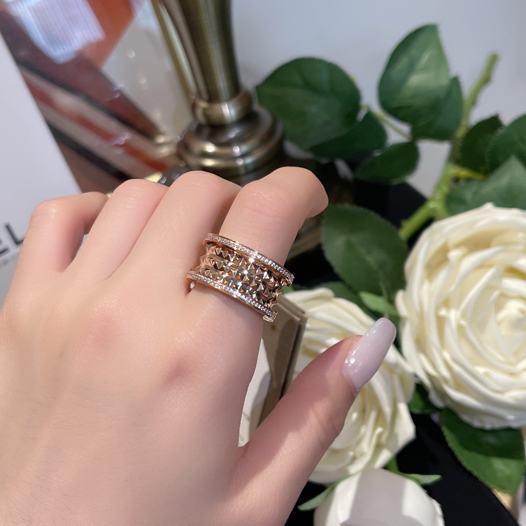NO:635682,Double/four-ring flower-set diamond ring, Baojia high-end jewelry craftsmanship, rivet design, fashionable punk style, imported zircon hand-inlaid, thick 18k rose gold plating, ring, Cartier high-end jewelry19860909双/四环批花镶钻戒指 宝家高级珠宝工艺 铆钉设计时尚朋克风格 进口锆石手工镶嵌 厚镀18k玫瑰金,,ring,卡迪亚高端饰品,Jewelry