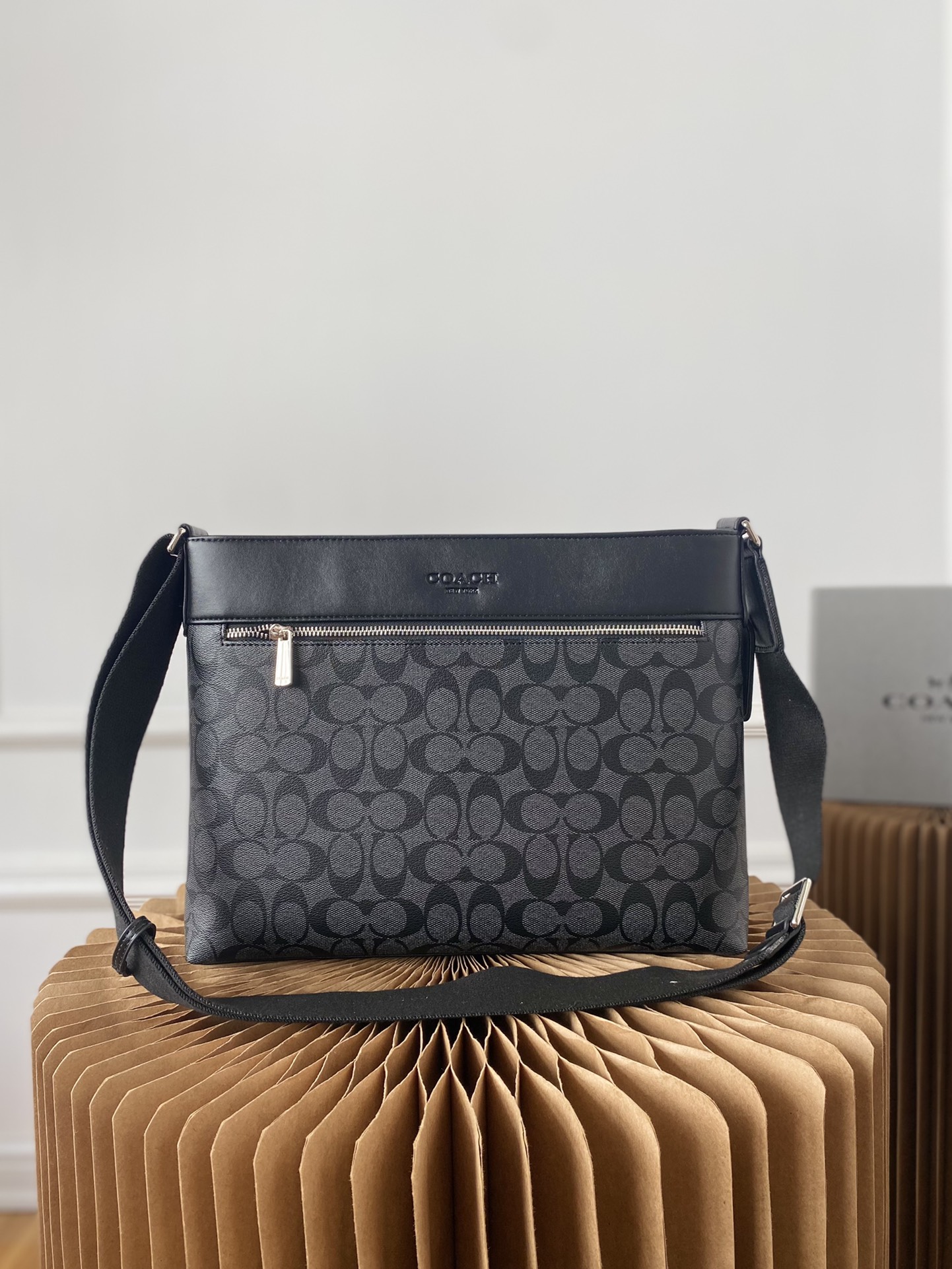 J5  Coach 蔻驰   印花单肩包 斜挎包 经典Logo搭配原厂工艺材质 休闲百搭 采用精湛镶嵌细工，实物拍摄 原厂原版面料 配送小票 防尘袋 26 x 34 cm。