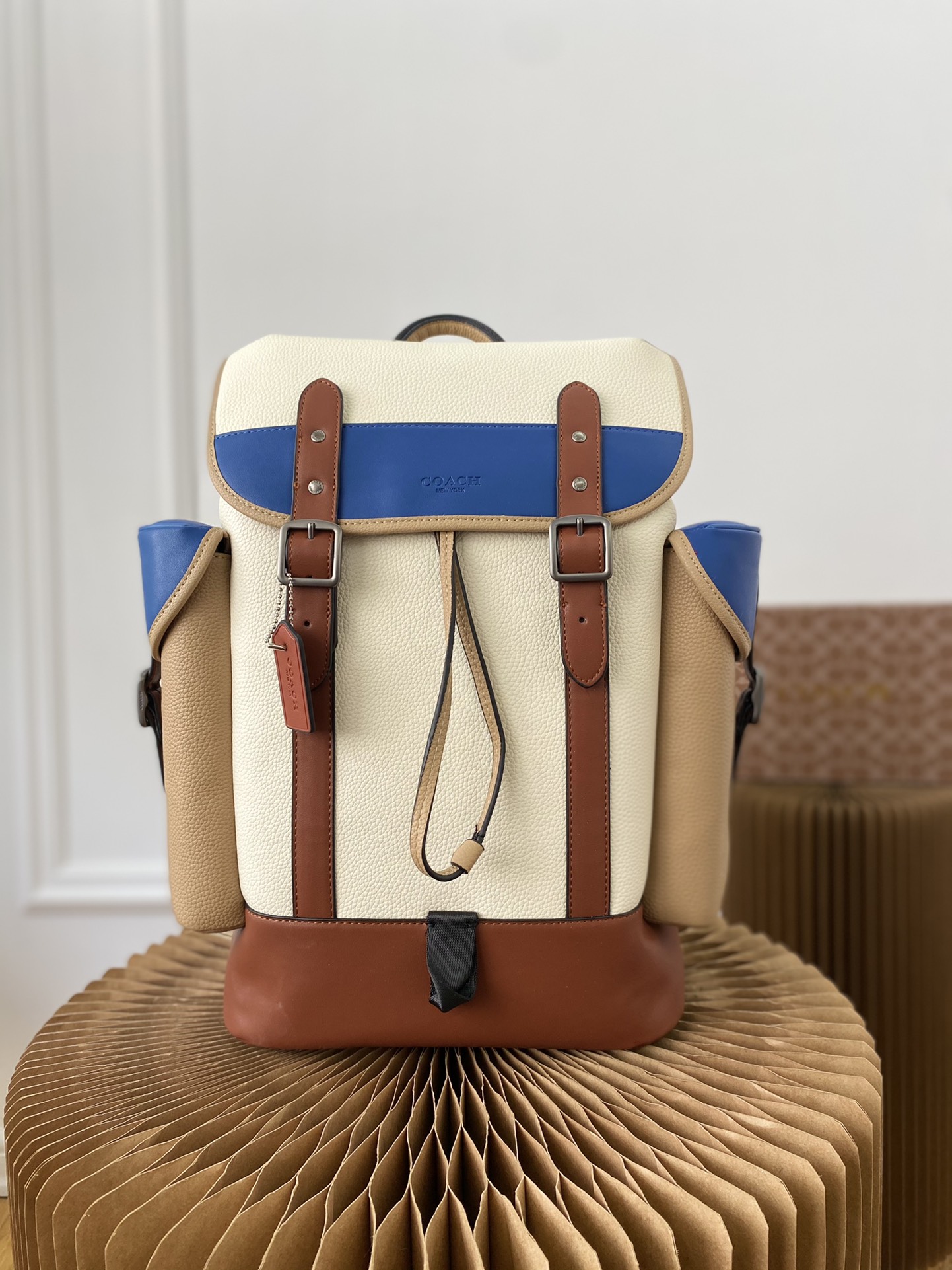 L0  Coach 蔻驰   双肩包Hitch 撞色翻盖抽绳男士背包 经典Logo搭配原厂工艺材质 休闲百搭斜挎包 采用精湛镶嵌细工，实物拍摄 原厂原版面料 配送小票防尘袋 40 x 30 cm。