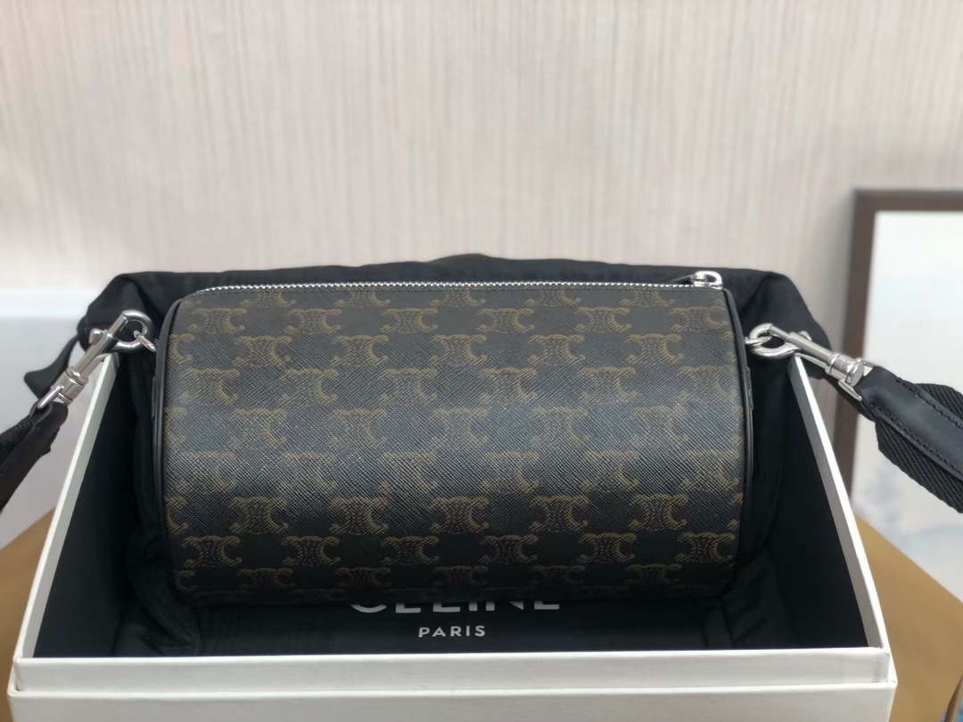 CELINE新款圆筒包上线标志印花圆筒包经典老花的颜色真的一年四季都很好搭配圆筒包真的是非常非常经典的一