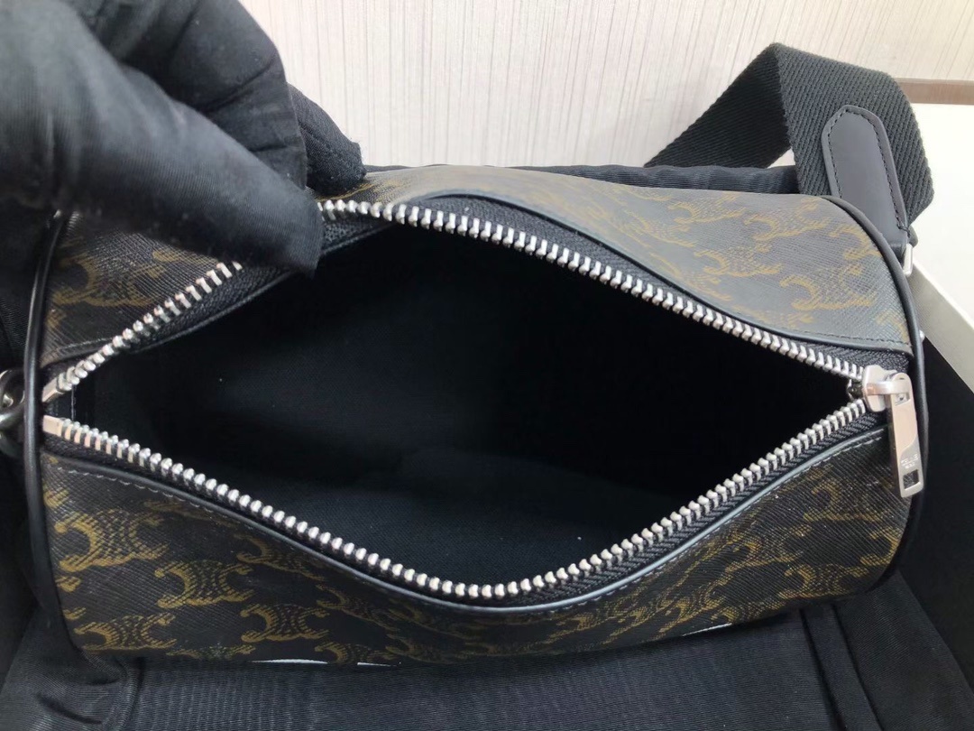 CELINE新款圆筒包上线标志印花圆筒包经典老花的颜色真的一年四季都很好搭配圆筒包真的是非常非常经典的一