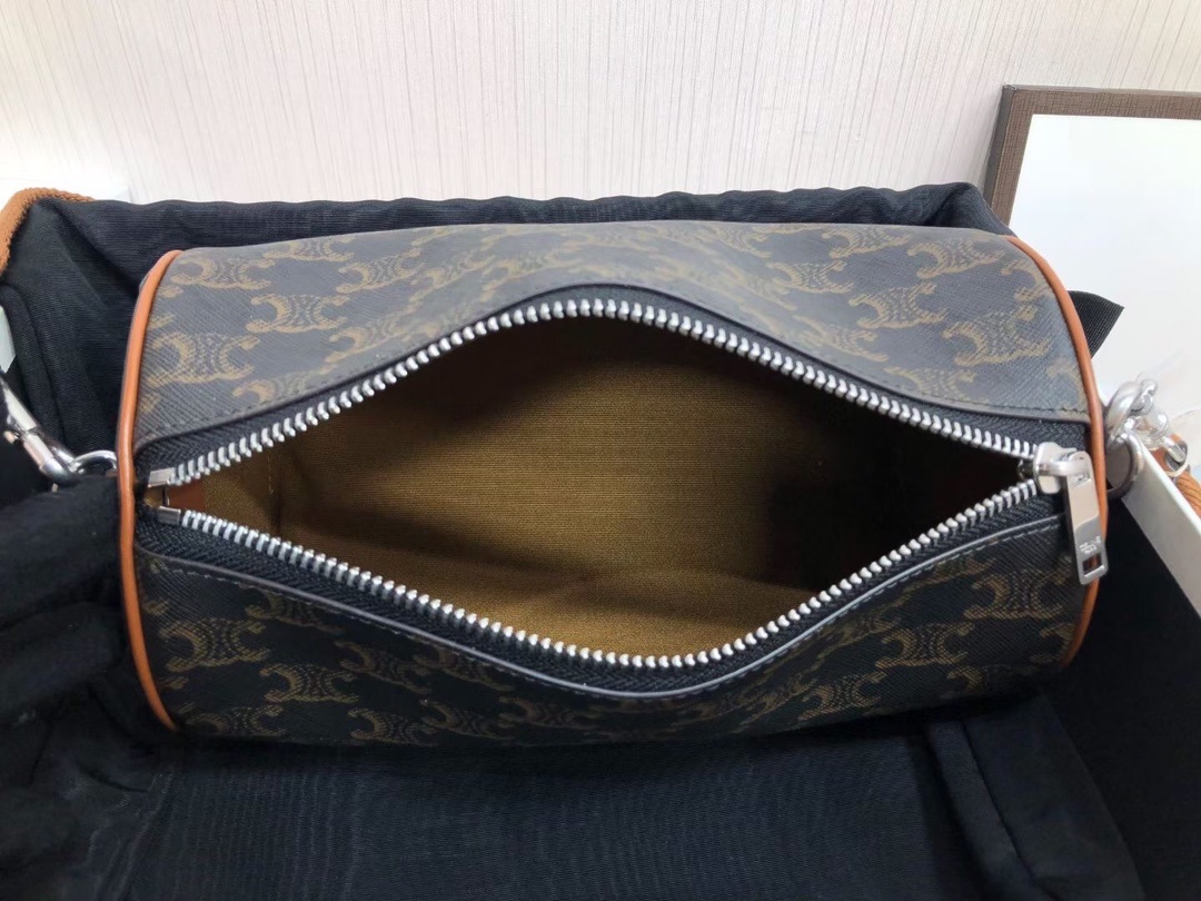 CELINE新款圆筒包上线标志印花圆筒包经典老花的颜色真的一年四季都很好搭配圆筒包真的是非常非常经典的一