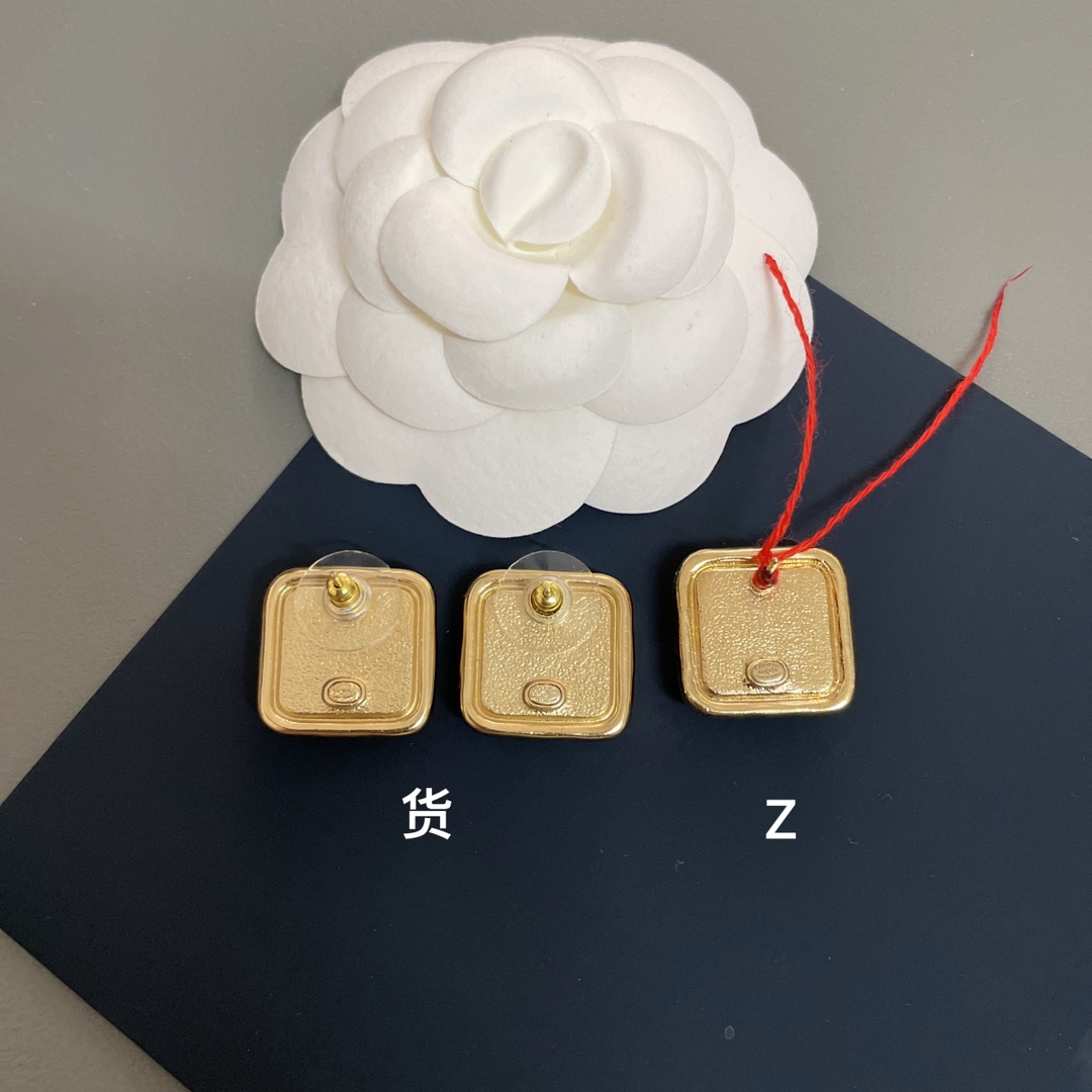  高品质 细节如图 【香方珠耳钉】Z 3800，非常非常推荐！太好看了，不规则的金属边缘搭配方形凹凸感方