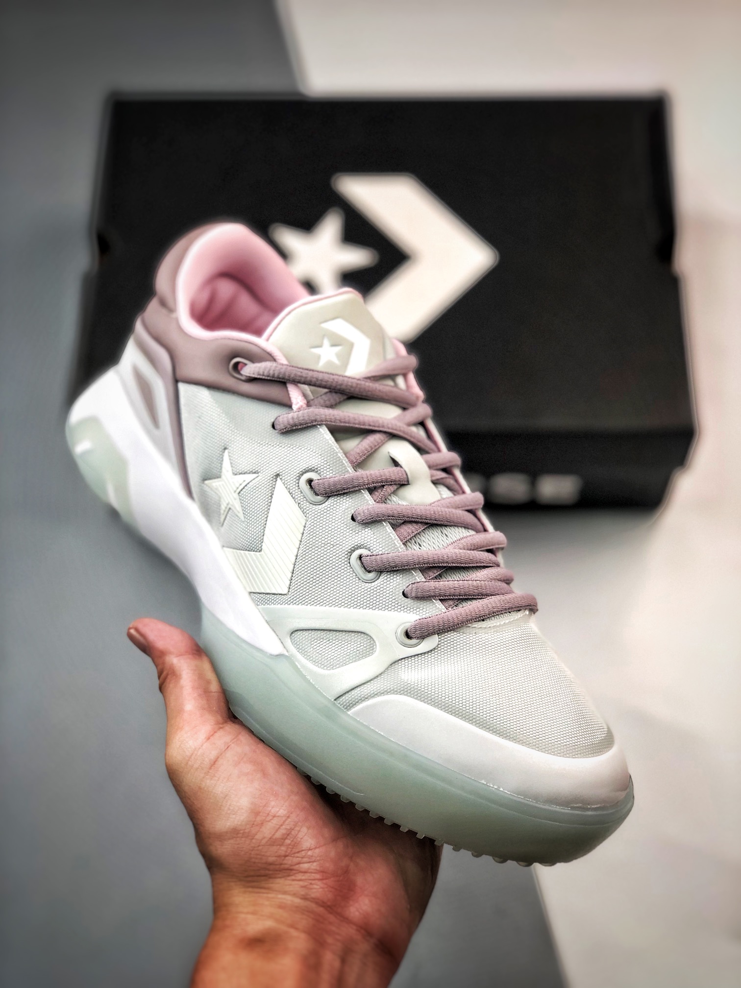 H5   Converse G4 复古篮球鞋 水晶灰匡威全新二代G4系列 实拍首发独家纯原 全鞋身原档案刺绣细节精准还原硬质织物鞋面，舒适透气。外覆热压和材质，前掌宽度适中，包裹性很强。前掌搭载ZOOM AIR气垫+后掌鹅蛋形NIKE REACT的中底科技组合，足弓TPU稳定片，软中带韧。共享了NIKE各项科技技术，轻实战