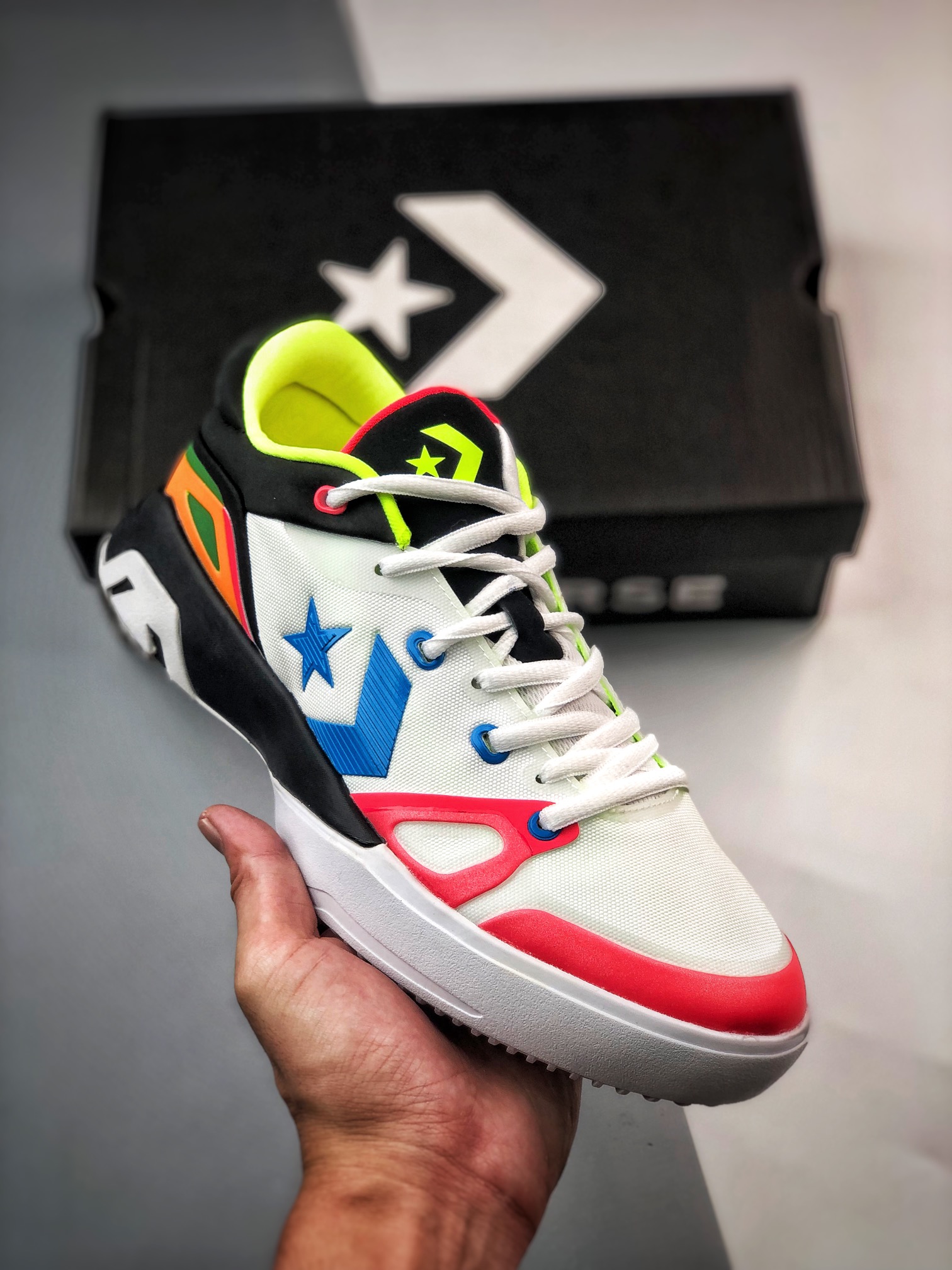 H5   Converse G4 复古篮球鞋 白彩虹匡威全新二代G4系列 实拍首发独家纯原 全鞋身原档案刺绣细节精准还原硬质织物鞋面，舒适透气。外覆热压和材质，前掌宽度适中，包裹性很强。前掌搭载ZOOM AIR气垫+后掌鹅蛋形NIKE REACT的中底科技组合，足弓TPU稳定片，软中带韧。共享了NIKE各项科技技术，轻实战