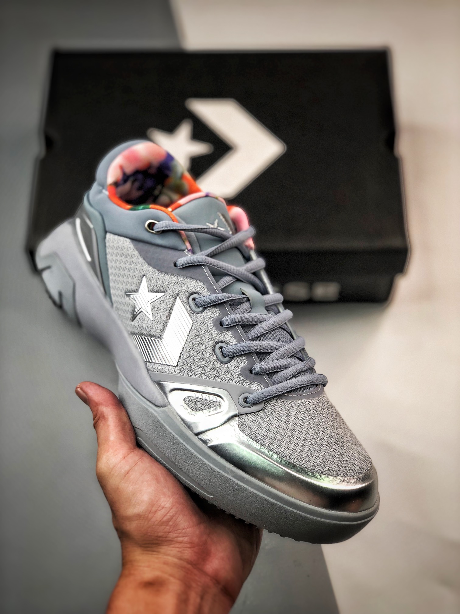 H5   Converse G4 复古篮球鞋 灰银匡威全新二代G4系列 实拍首发独家纯原 全鞋身原档案刺绣细节精准还原硬质织物鞋面，舒适透气。外覆热压和材质，前掌宽度适中，包裹性很强。前掌搭载ZOOM AIR气垫+后掌鹅蛋形NIKE REACT的中底科技组合，足弓TPU稳定片，软中带韧。共享了NIKE各项科技技术，轻实战